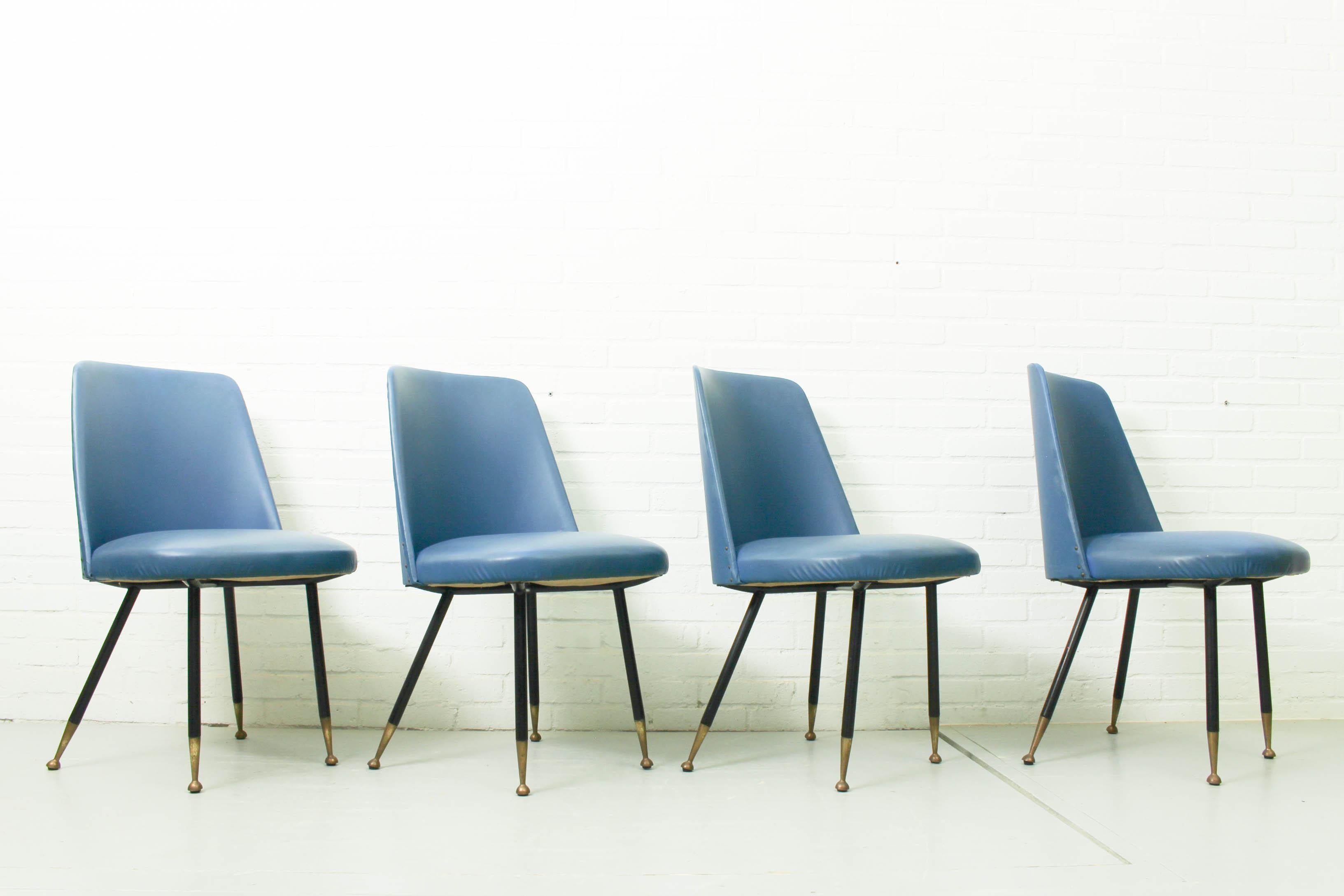 Set aus 4 eleganten italienischen Esszimmerstühlen mit Messingfüßen, 1950er Jahre (Moderne der Mitte des Jahrhunderts) im Angebot