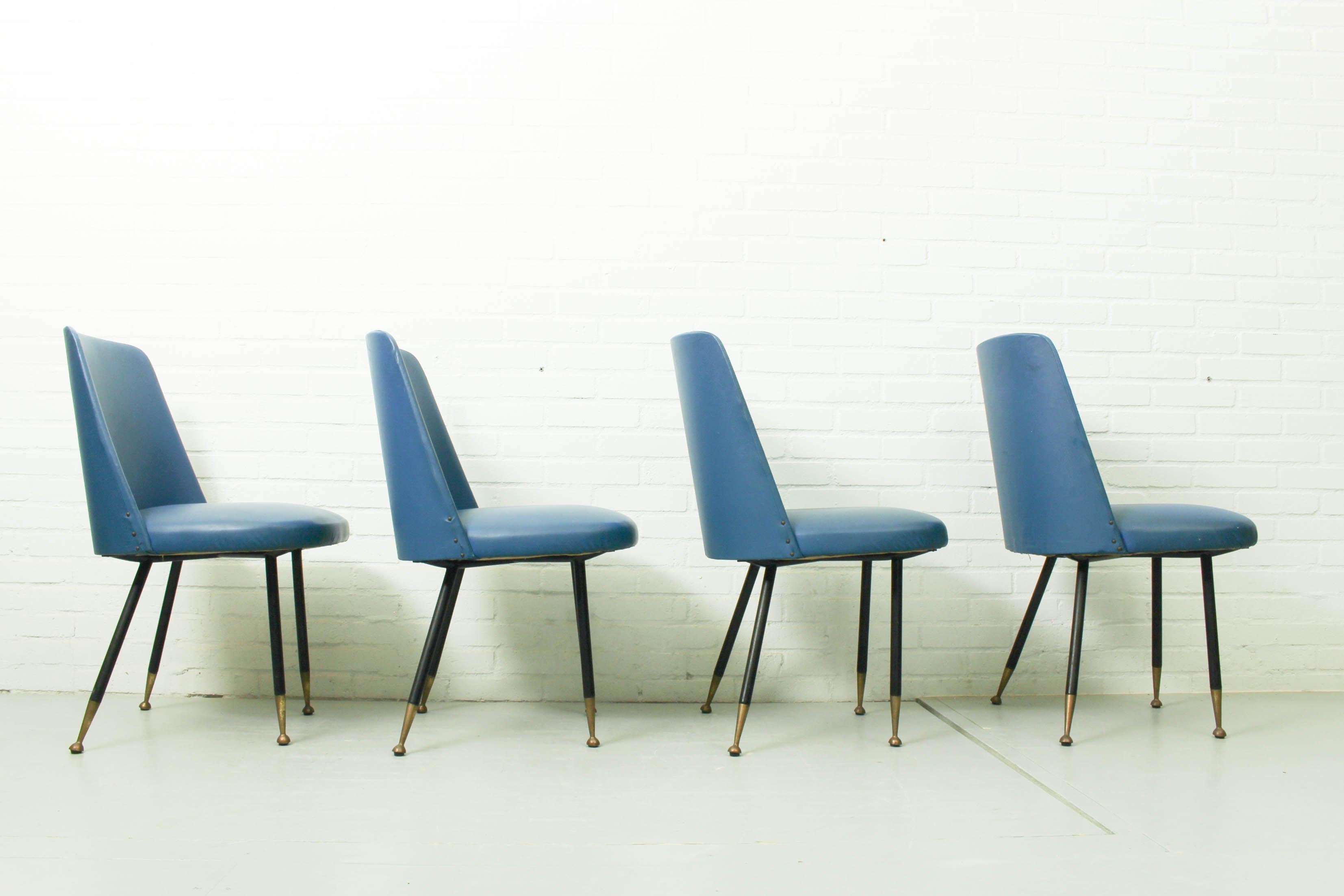 Set aus 4 eleganten italienischen Esszimmerstühlen mit Messingfüßen, 1950er Jahre im Zustand „Gut“ im Angebot in Appeltern, Gelderland