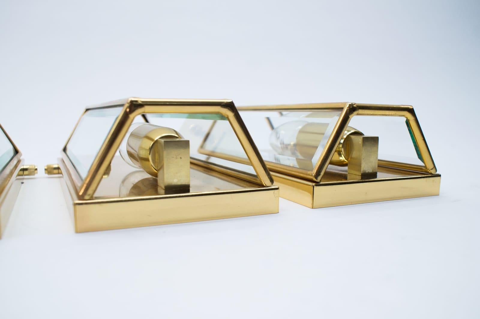 Juego de 4 elegantes lámparas de pared de latón y cristal tallado de mediados de siglo, de W. Müller Múnich en venta 3