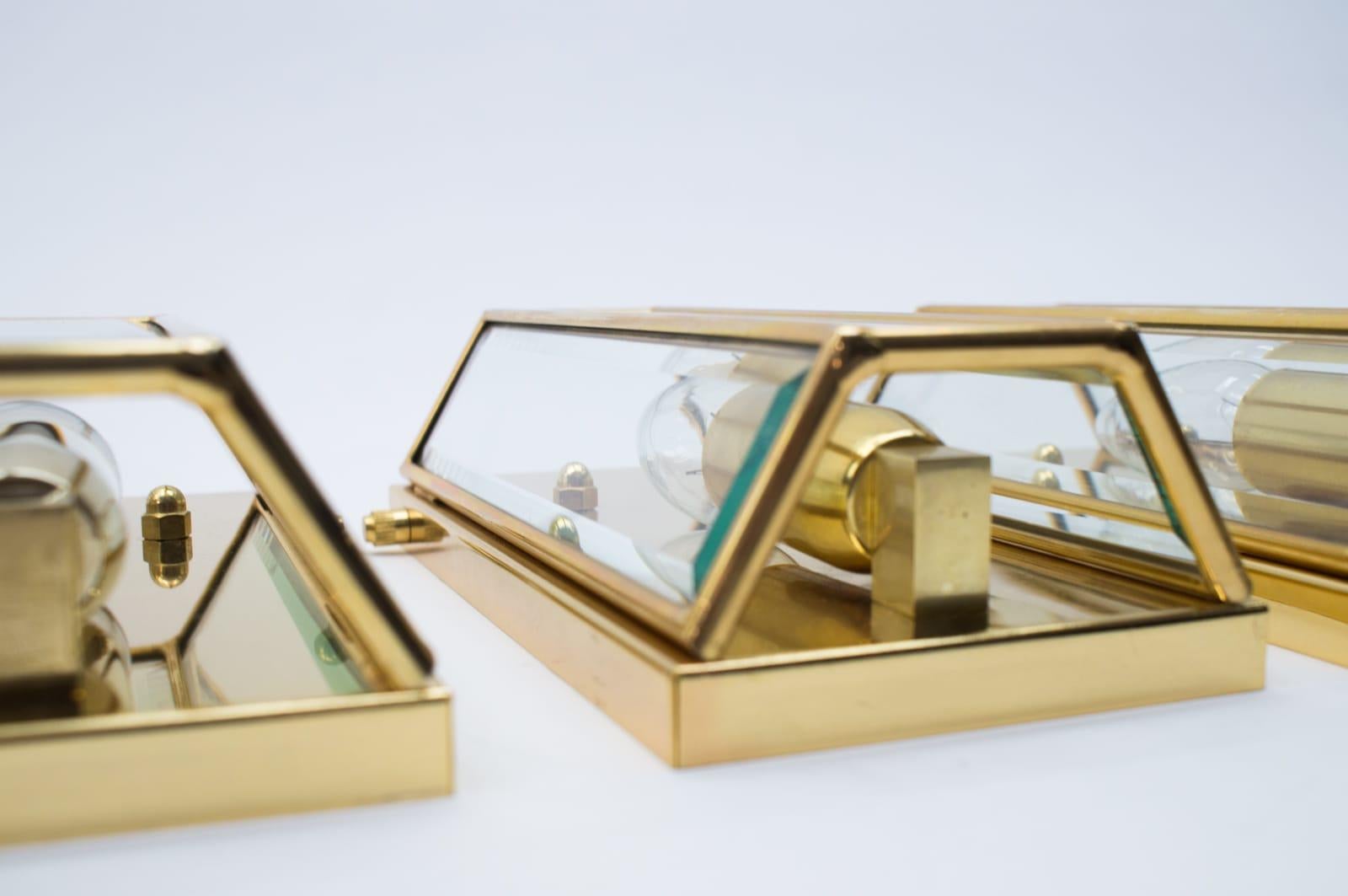 Juego de 4 elegantes lámparas de pared de latón y cristal tallado de mediados de siglo, de W. Müller Múnich en venta 4