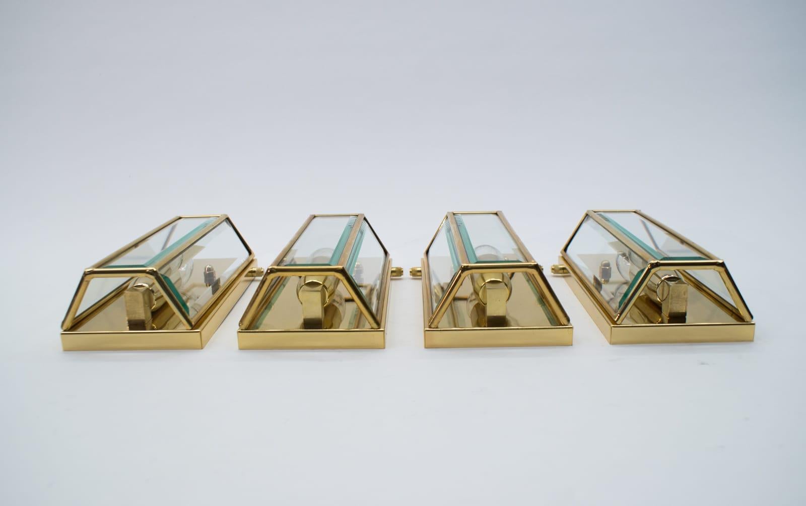 German Set of 4 Elegant Midcentury Brass and Cut Glass Wall Lamps by W. Müller Munich For Sale