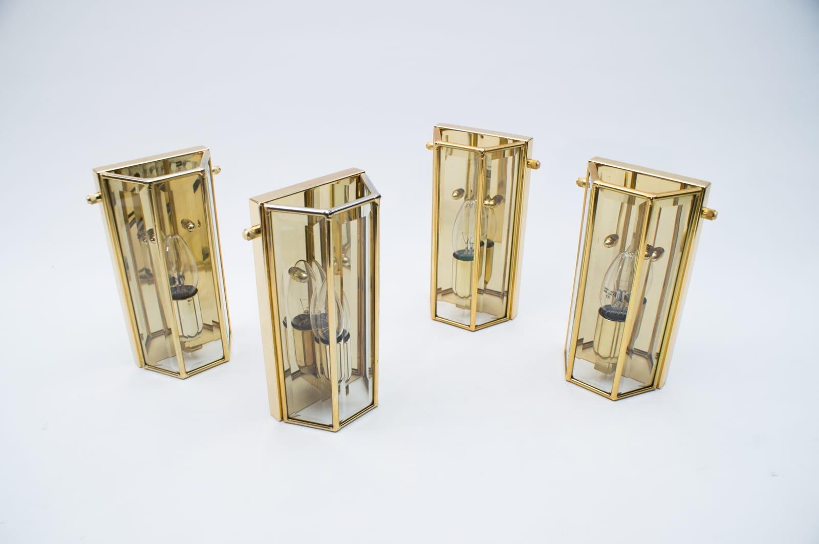 Juego de 4 elegantes lámparas de pared de latón y cristal tallado de mediados de siglo, de W. Müller Múnich en Bueno estado para la venta en Nürnberg, Bayern