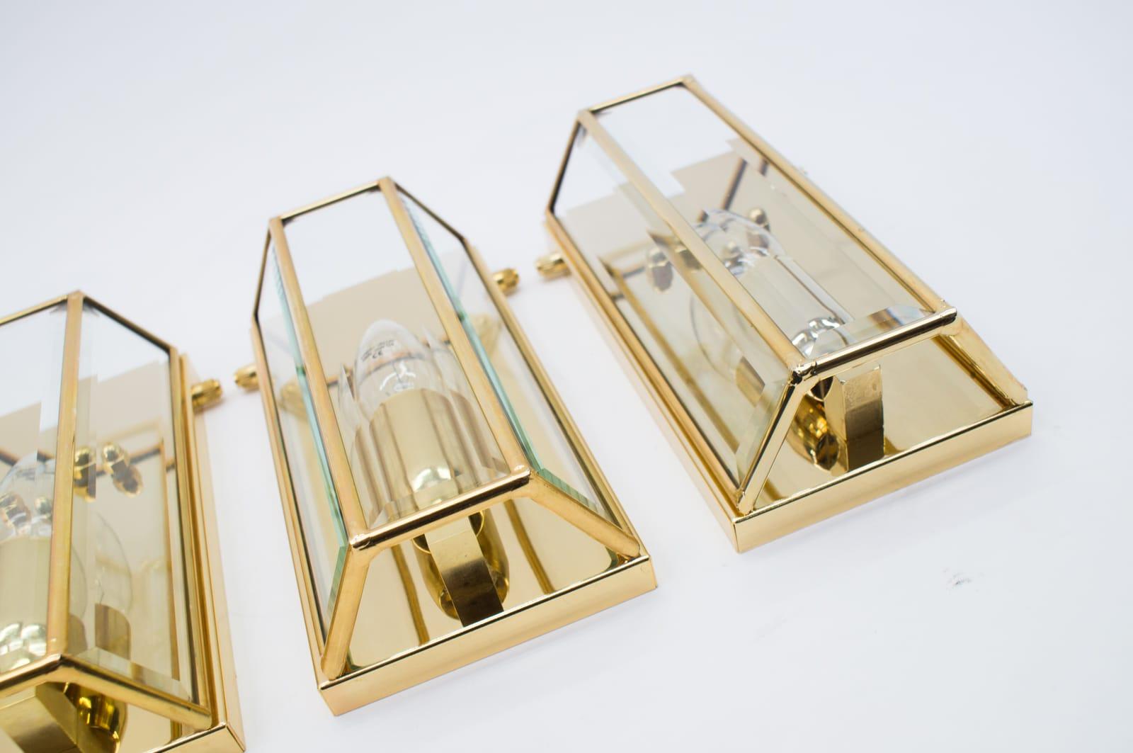 Late 20th Century Set of 4 Elegant Midcentury Brass and Cut Glass Wall Lamps by W. Müller Munich For Sale