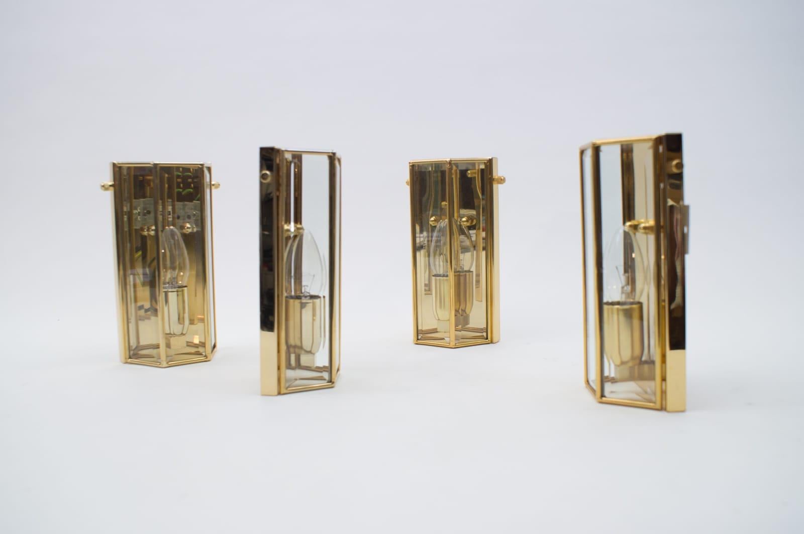 Set of 4 Elegant Midcentury Brass and Cut Glass Wall Lamps by W. Müller Munich For Sale 1