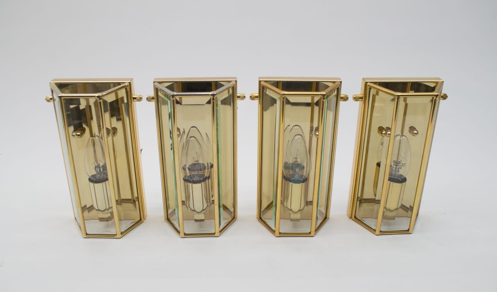 Set of 4 Elegant Midcentury Brass and Cut Glass Wall Lamps by W. Müller Munich For Sale 2