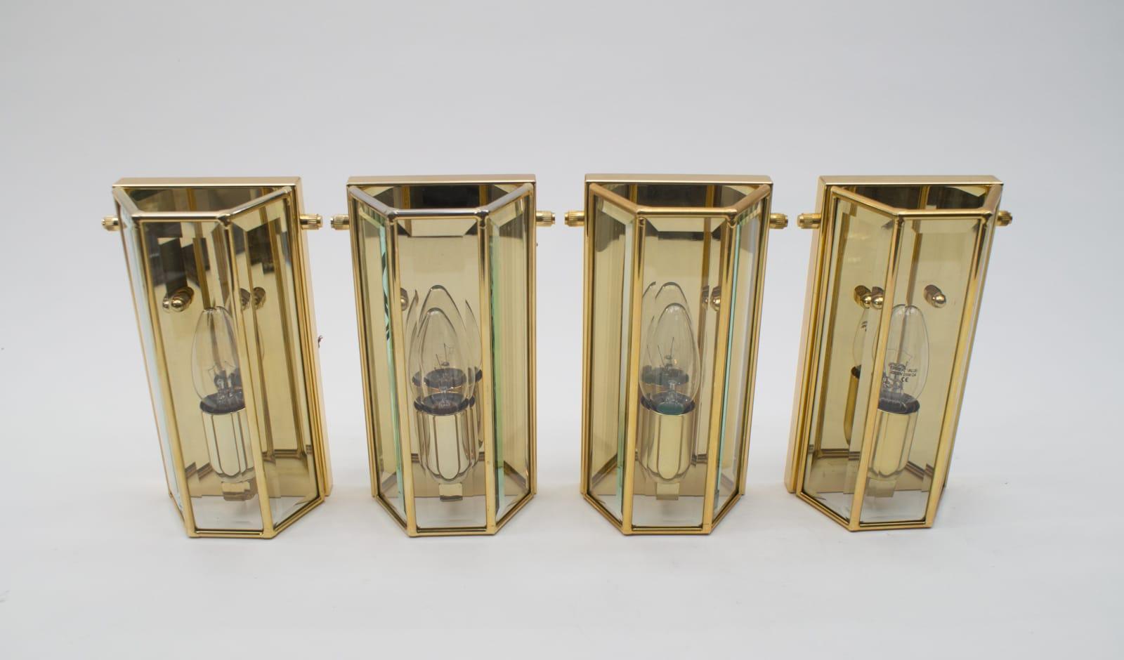 Juego de 4 elegantes lámparas de pared de latón y cristal tallado de mediados de siglo, de W. Müller Múnich en venta 1