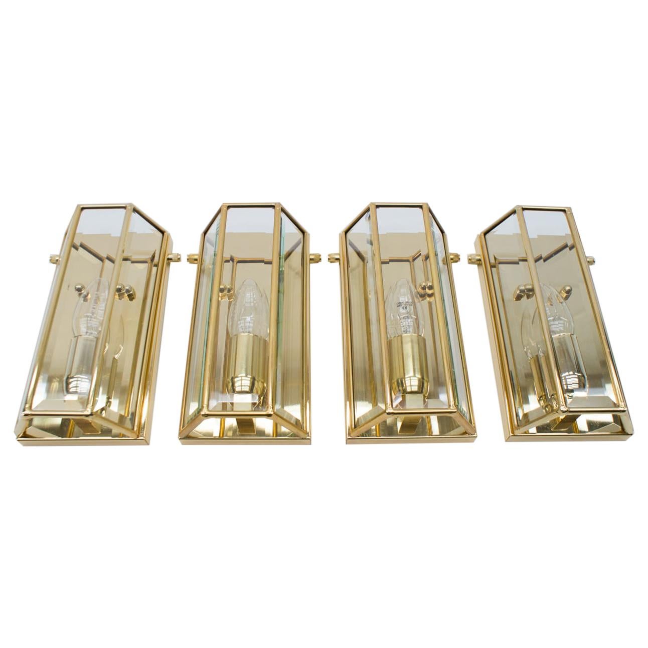 Set di 4 eleganti lampade da parete in ottone e vetro tagliato del Medioevo di W. Müller Munich