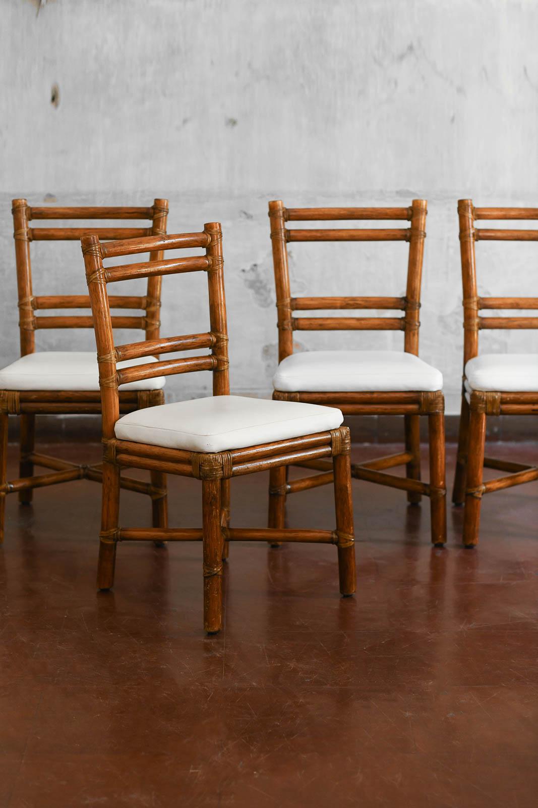 Set di 4 sedie John and Elinor McGuire in rattan con rivestimento in pelle e cuscini in pelle, 1970 
Dettagli del prodotto
Set di sedie con seduta in pelle avorio e struttura in canna di bambù scura
Dimensioni: 44 W x 84 H x 43 D cm