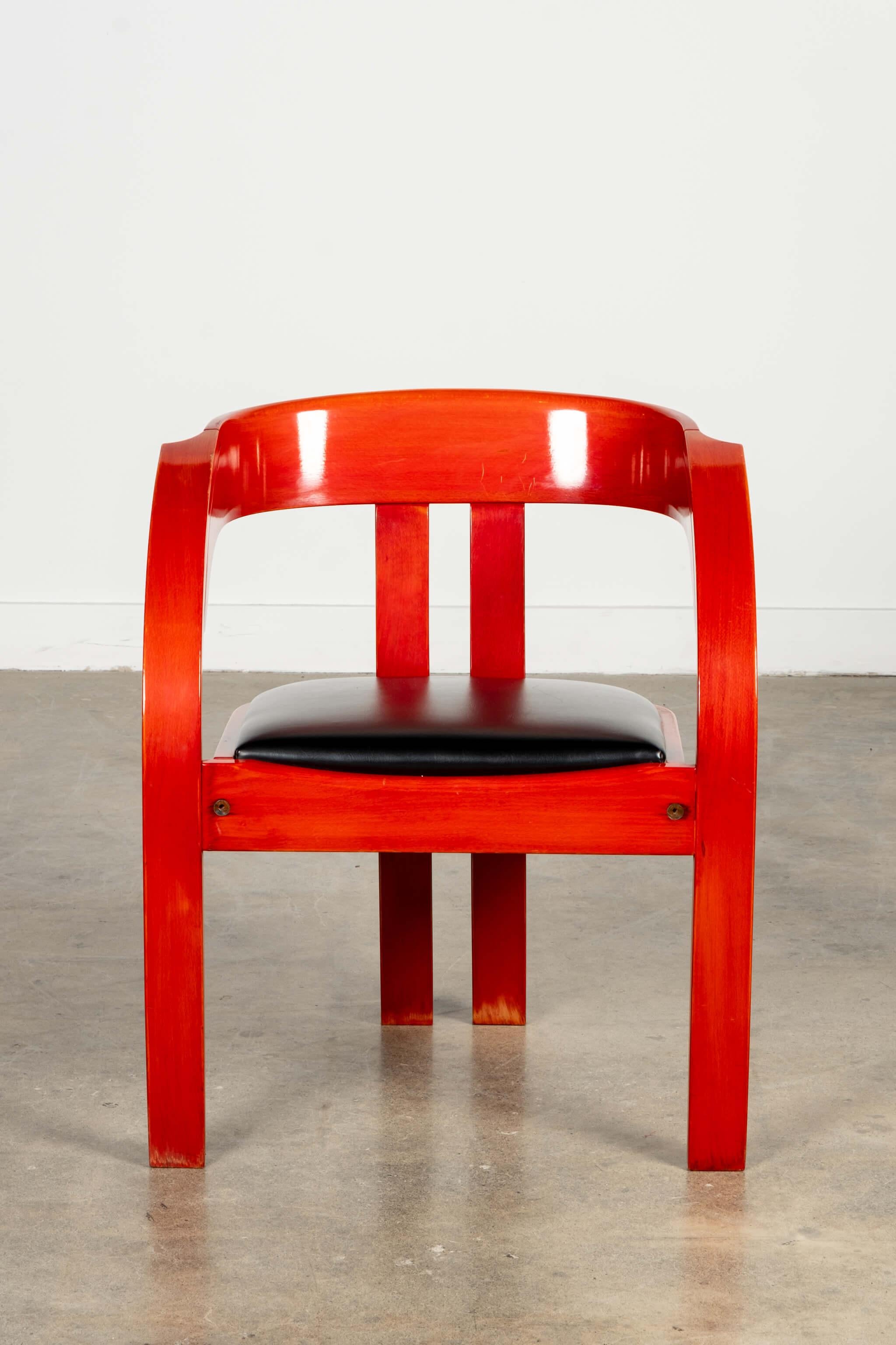 Conçu par Giovanni Battista Bassi pour Poltronova en 1964, le fauteuil Elisa est doté d'accoudoirs courbes spectaculaires sur sa structure robuste. La finition laquée rouge et l'assise en cuir noir apportent une touche dramatique à l'ensemble.