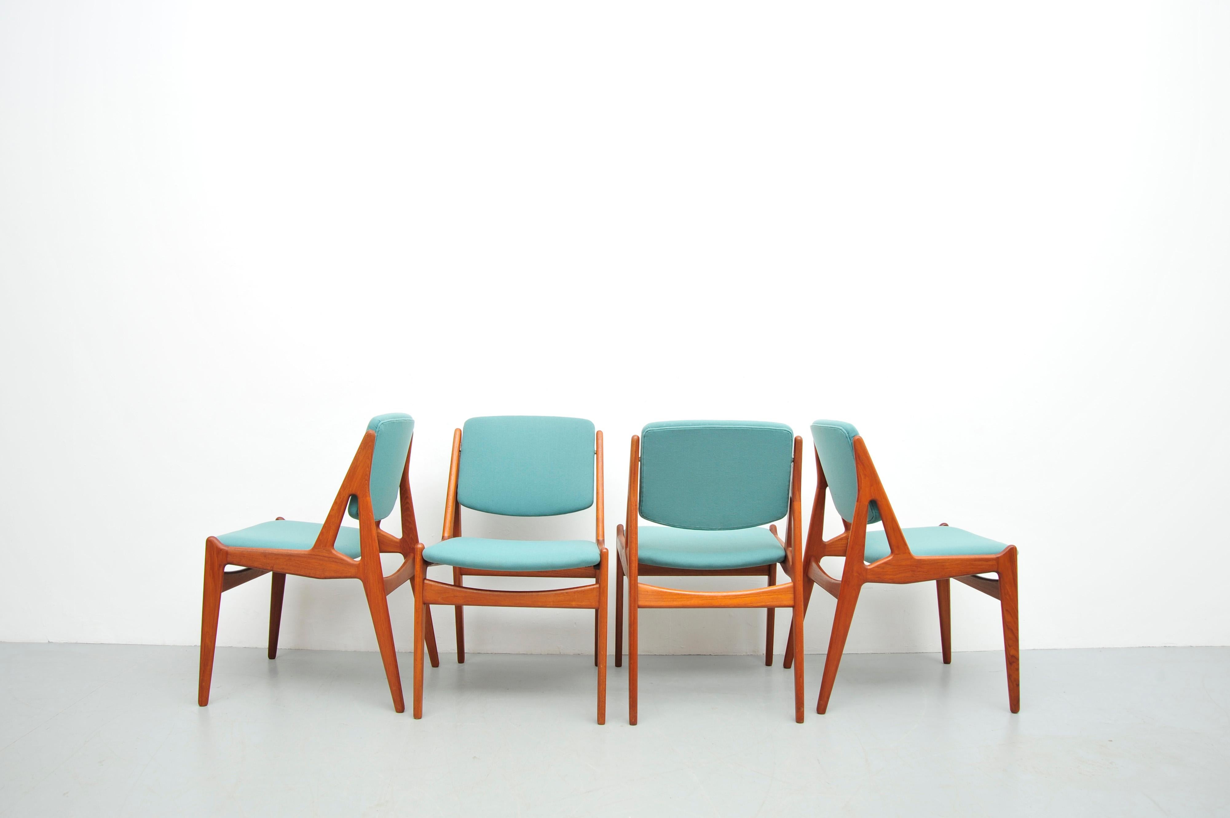 - L'iconico design danese di metà secolo di Arne Vodder
- Splendida struttura in teak massiccio con curve organiche
- Confortevole ed elegante, ideale per pranzi e cene di rappresentanza
- Tappezzeria in fresco turchese per un tocco vivace e