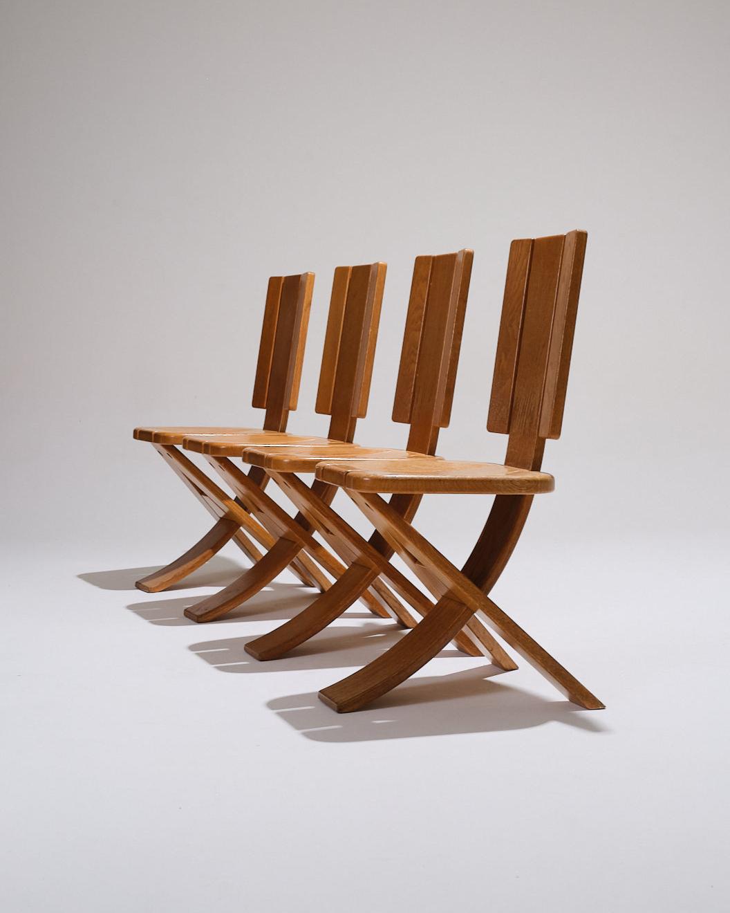 Ensemble de quatre chaises en orme avec pieds tripodes.
Latte de bois incurvée formant l'assise et se prolongeant par un dossier terminé par une poignée. Excellent état vintage, produit dans les années 1980.

DV4272