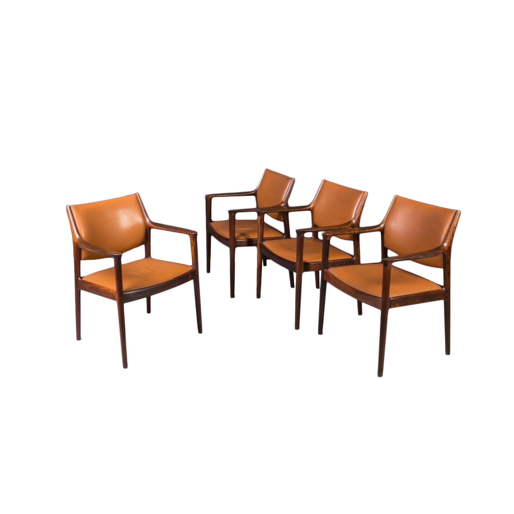 Questo splendido e rarissimo set di 4 sedie è stato progettato dal famoso designer norvegese Torbjørn Afdal e realizzato probabilmente dalla manifattura Bruksbo. È noto come modello 