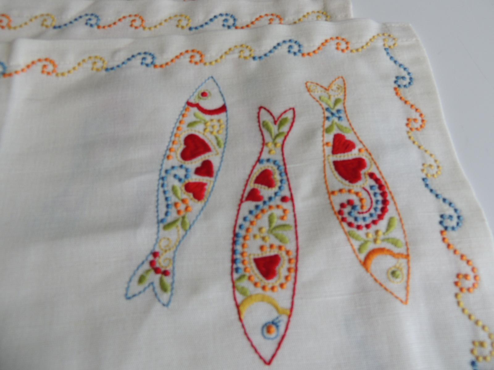 Set of '4' Embroidered Linen Placemats In Good Condition In Oakland Park, FL