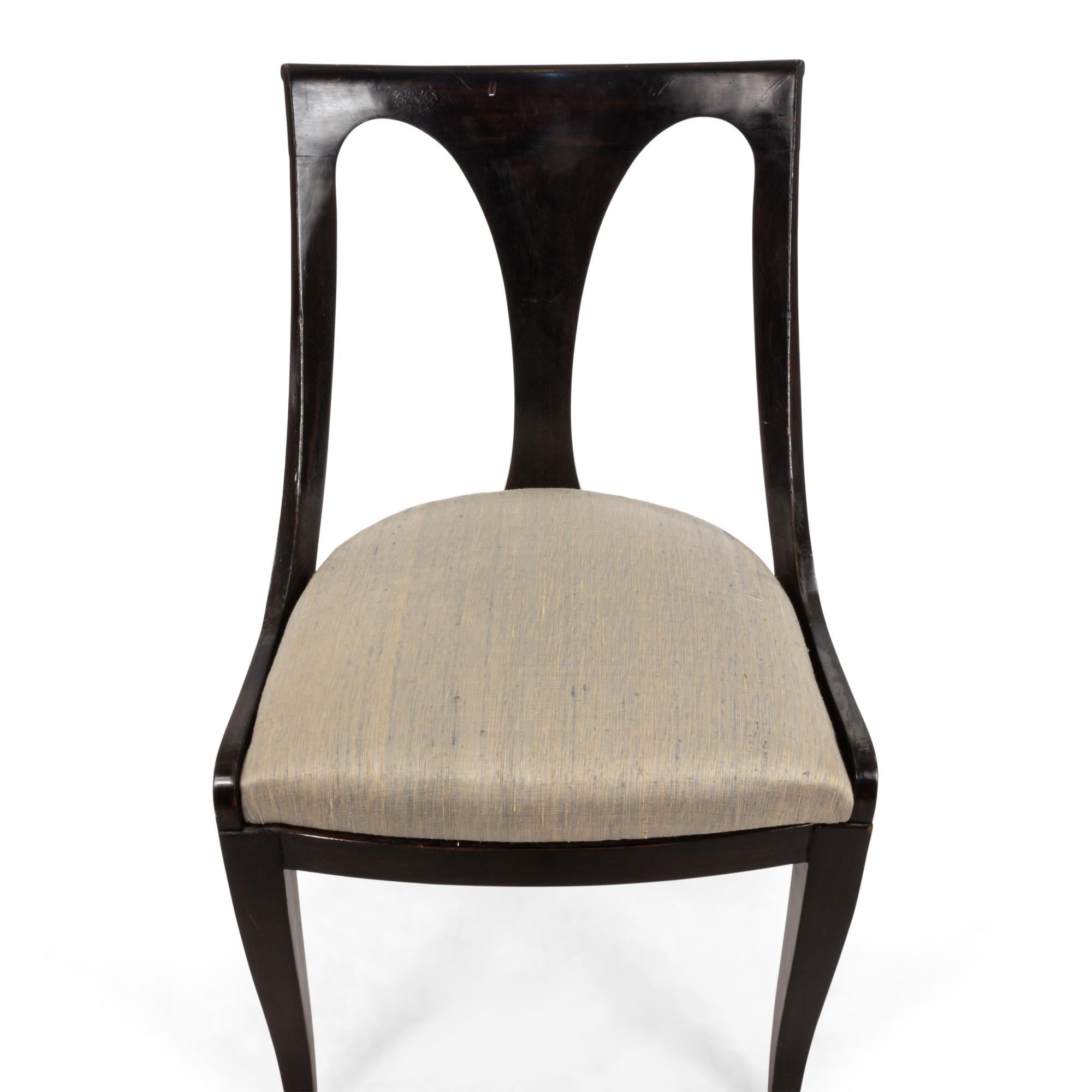 Ensemble de 4 chaises de salle à manger de style Empire en laque noire et soie bleue en vente 2