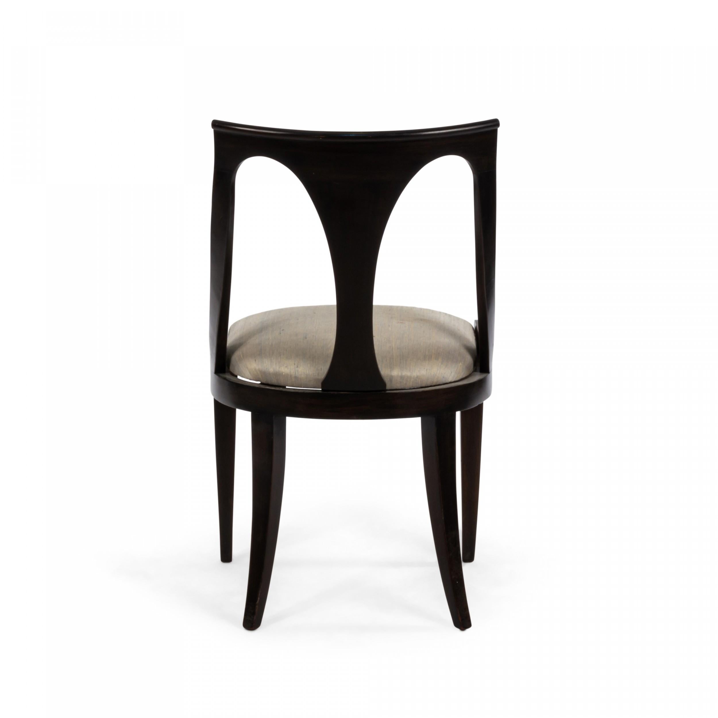 20ième siècle Ensemble de 4 chaises de salle à manger de style Empire en laque noire et soie bleue en vente