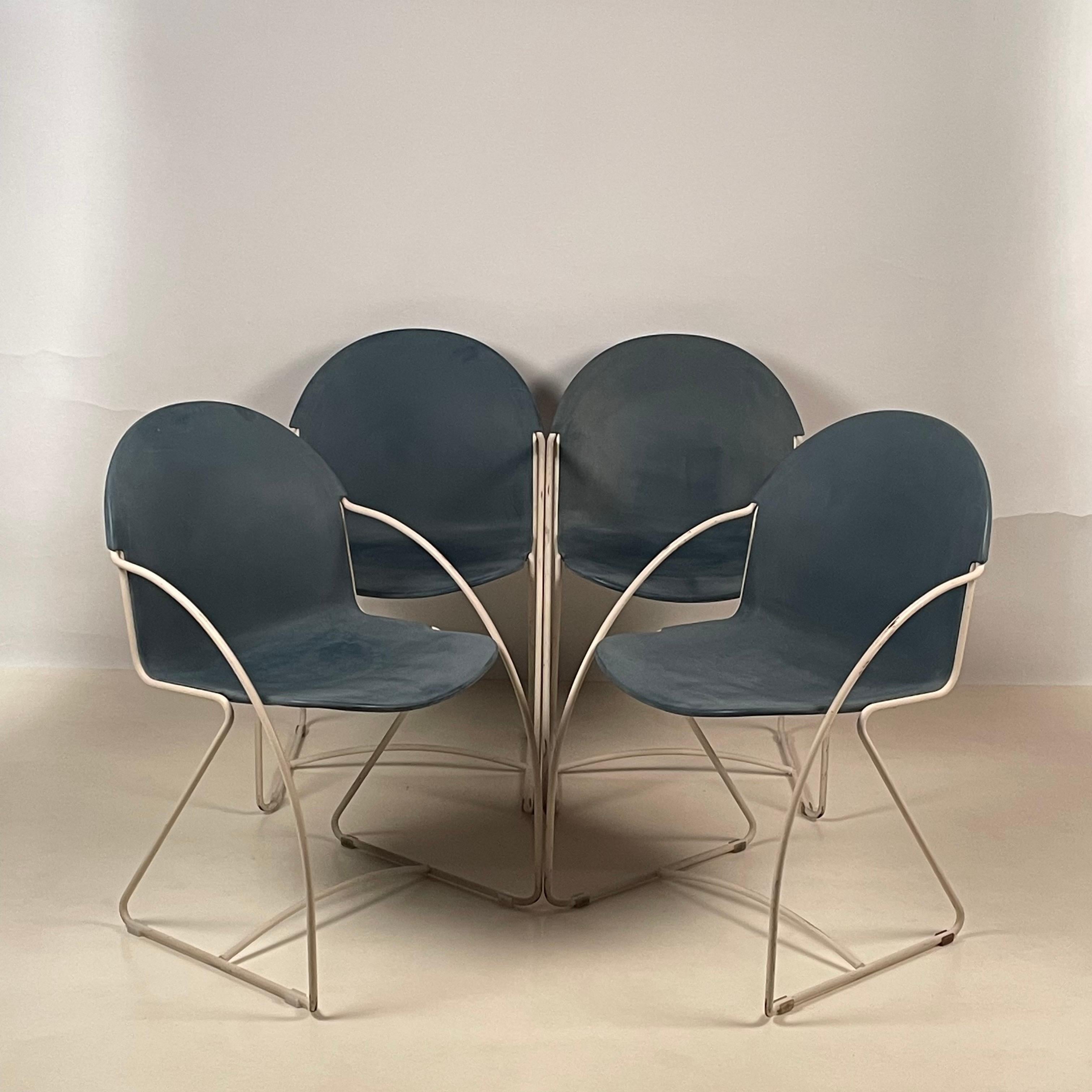 Ensemble de 4 chaises d'intérieur/extérieur post-modernes empilables en forme de coquille, émaillées.

Design/One. Très robuste et confortable.