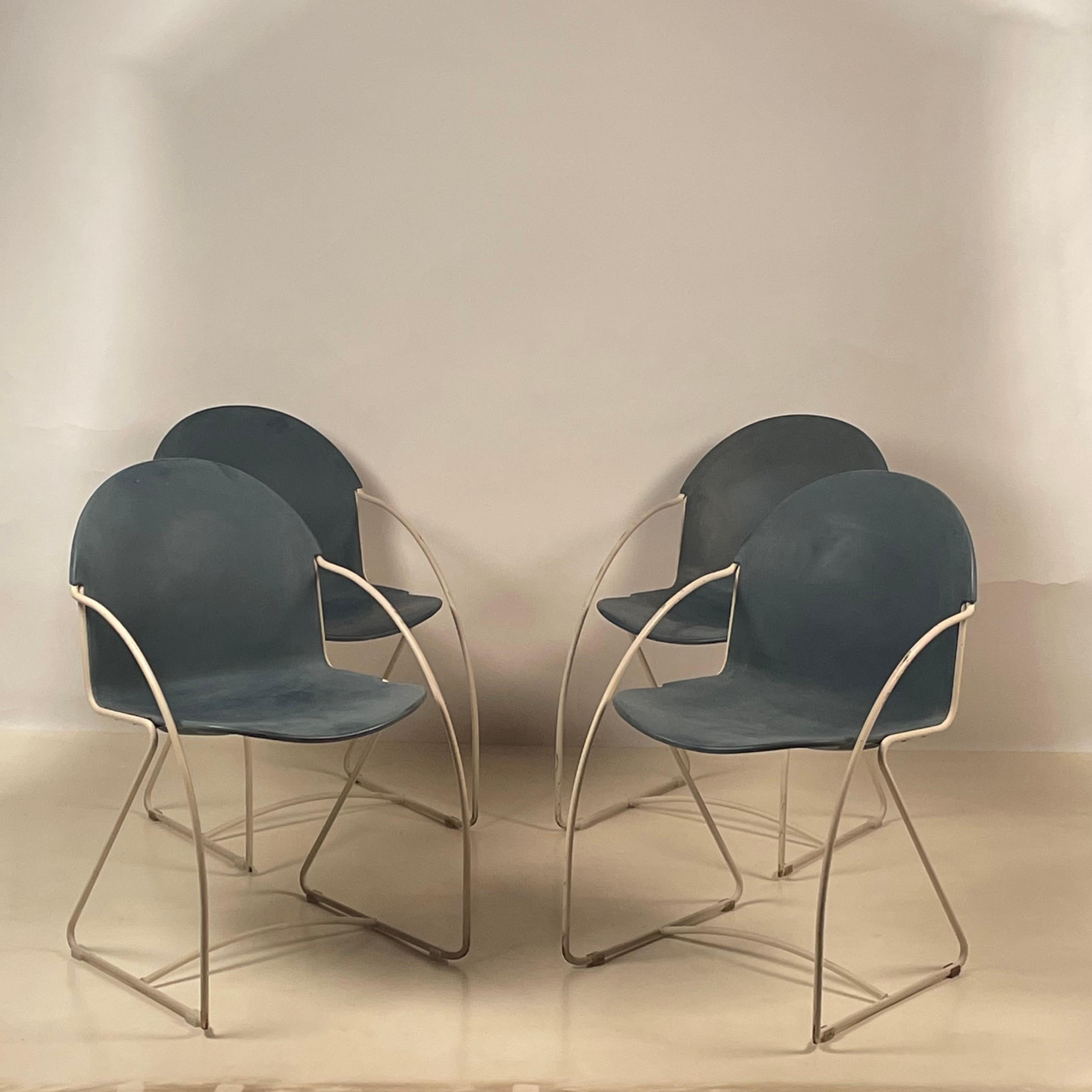Postmoderne Ensemble de 4 chaises empilables en coquillage émaillées pour l'intérieur et l'extérieur The Moderns en vente