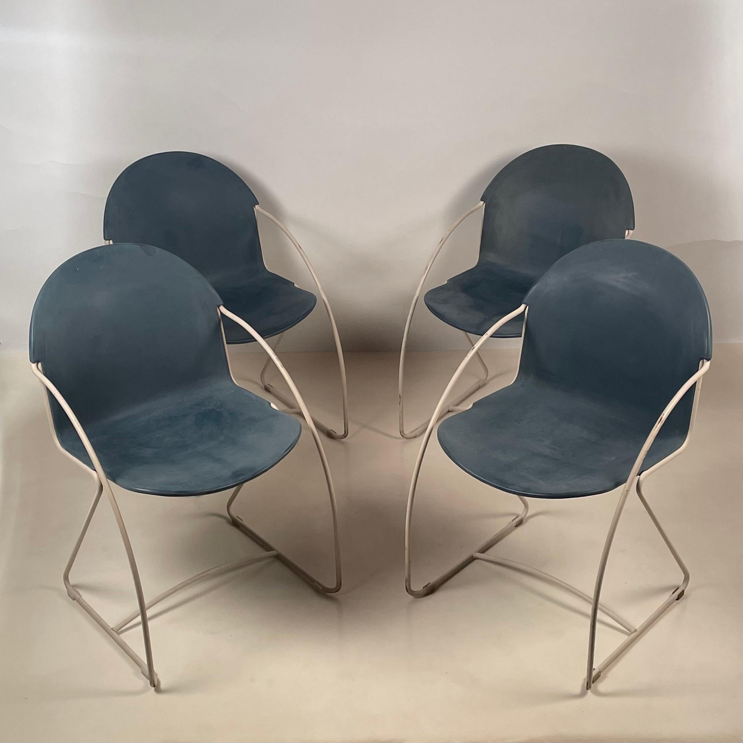 Américain Ensemble de 4 chaises empilables en coquillage émaillées pour l'intérieur et l'extérieur The Moderns en vente