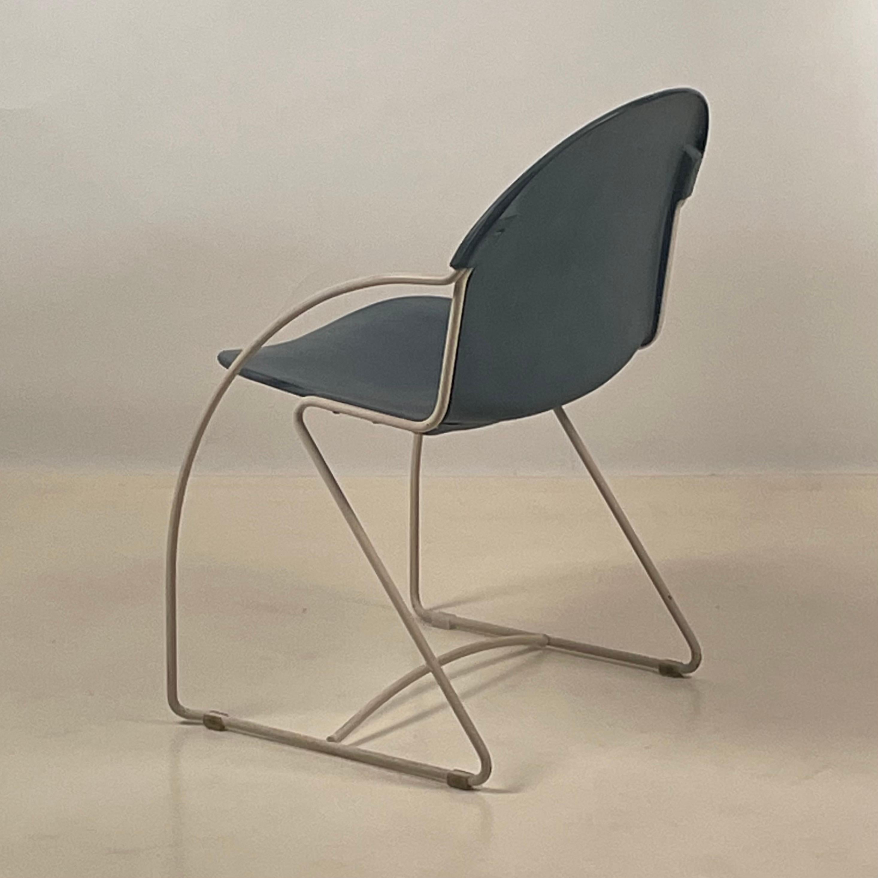 Ensemble de 4 chaises empilables en coquillage émaillées pour l'intérieur et l'extérieur The Moderns Bon état - En vente à Los Angeles, CA