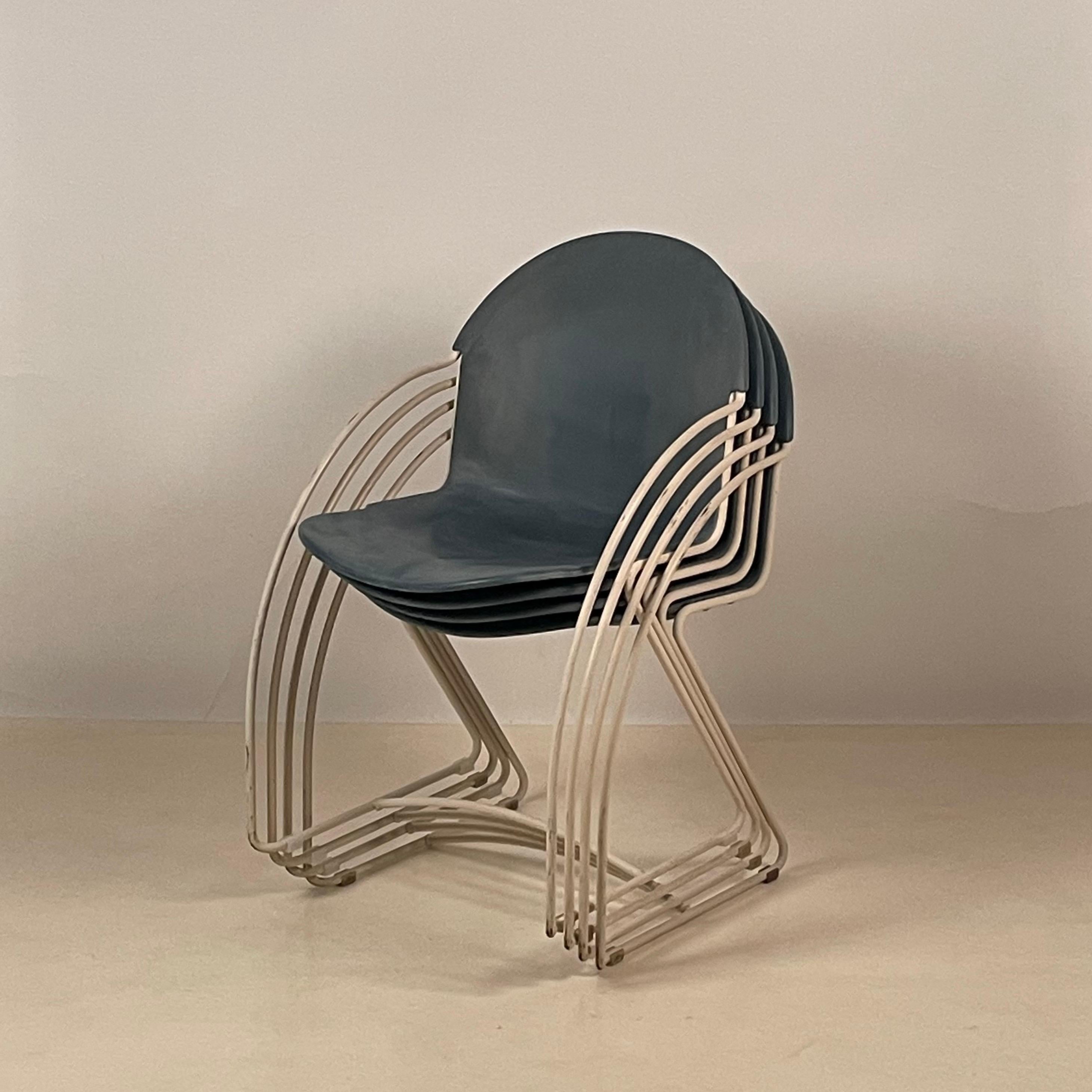 Fin du 20e siècle Ensemble de 4 chaises empilables en coquillage émaillées pour l'intérieur et l'extérieur The Moderns en vente