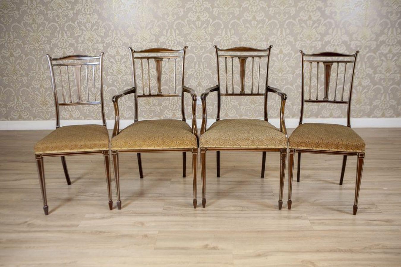 Set di 4 poltrone e sedie inglesi in stile Sheraton, fine XIX secolo

Lo stile Sheraton è direttamente associato all'ebanista inglese Thomas Sheraton. Questo stile, reso popolare da Sheraton, segnò un allontanamento dall'opulenza e dai design su