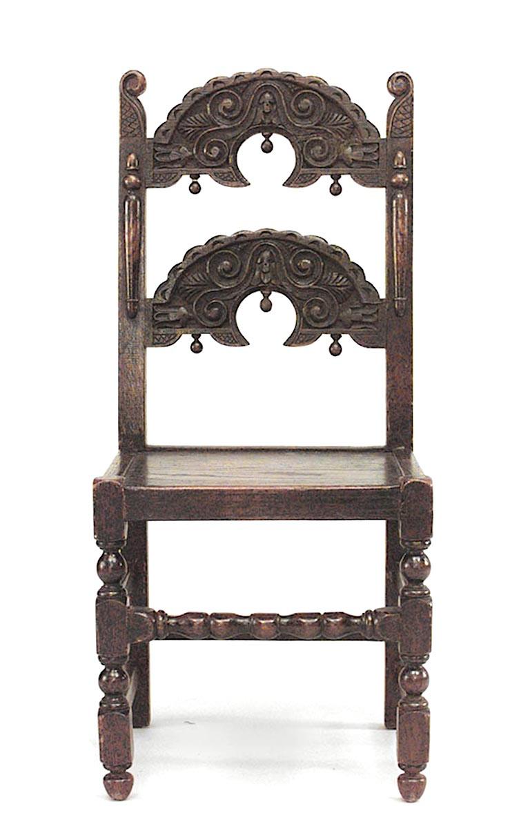 Set di 4 sedie in stile Charles II (XIX secolo) in quercia Derbyshire con 2 stecche orizzontali ad arco sopra gambe tornite unite da barelle (PREZZO COME SET).
