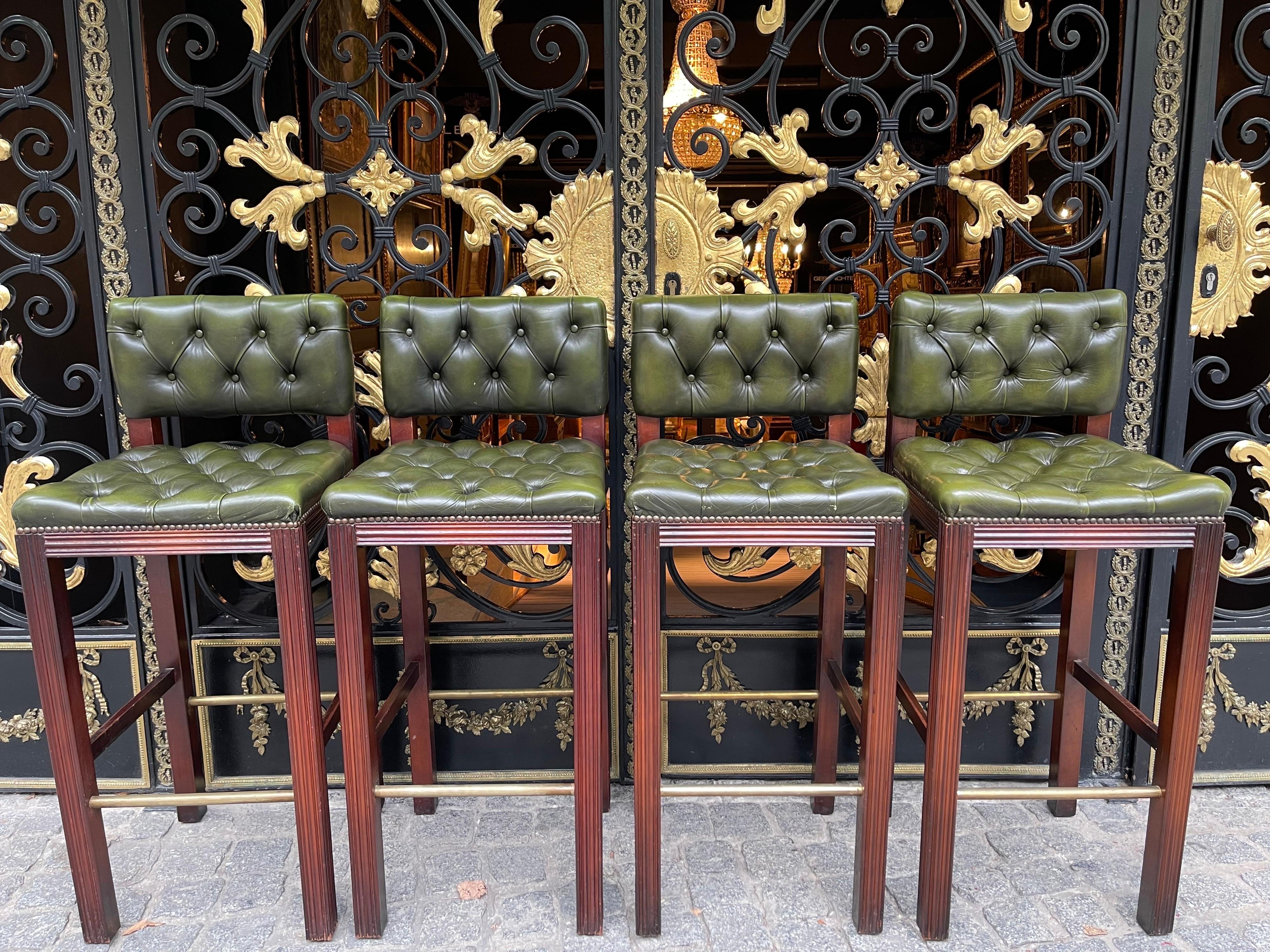 Set of 4 English Chesterfield bar stools, 20th Century

4 Exclusive Chesterfield bar stools, England. Wooden bridge made of solid wood, grooved, connected with brass footrests.

High quality made from real green leather.