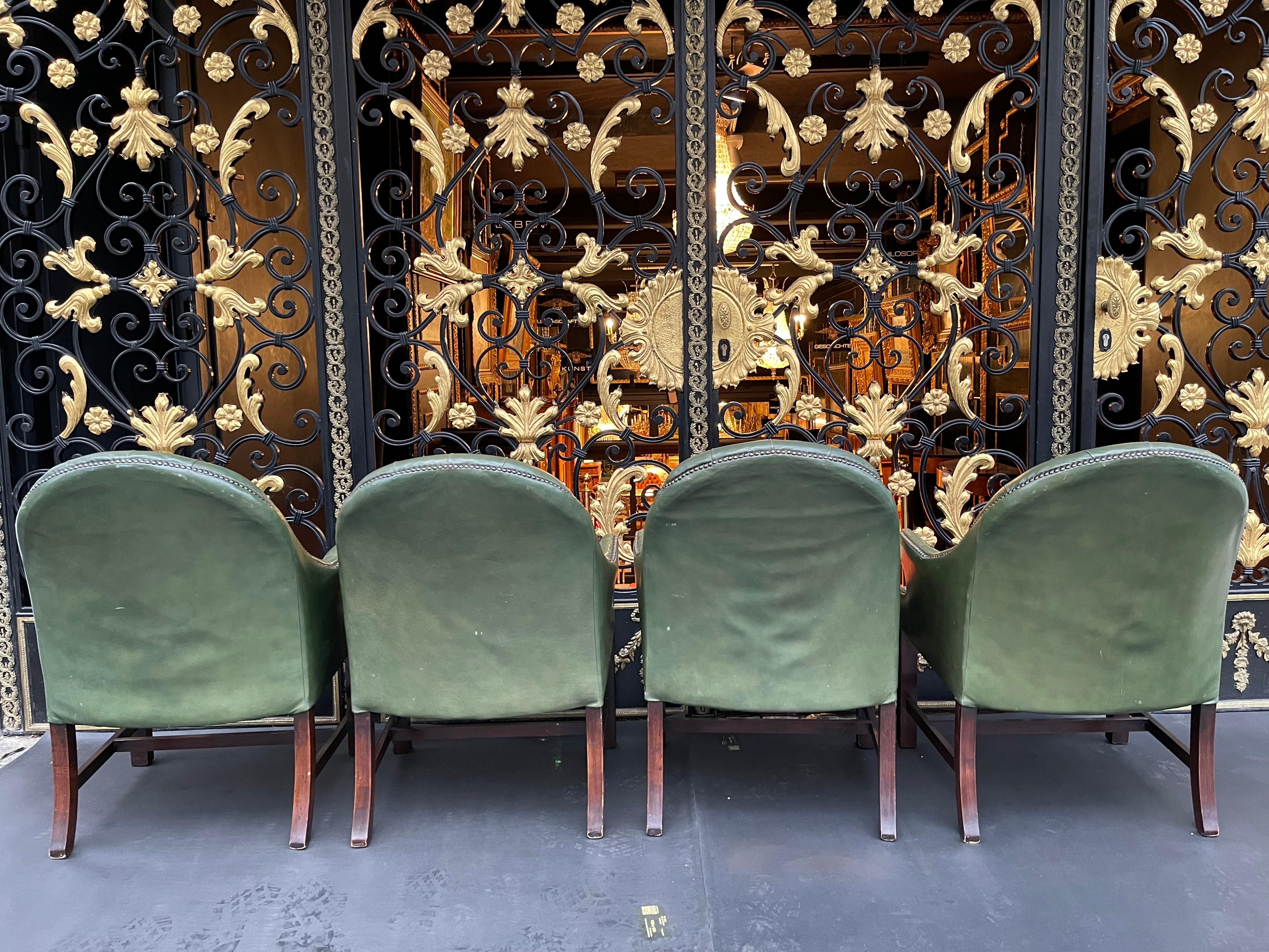 Ensemble de 4 chaises longues / fauteuils anglais Chesterfield, WADE, 20ème siècle en vente 3
