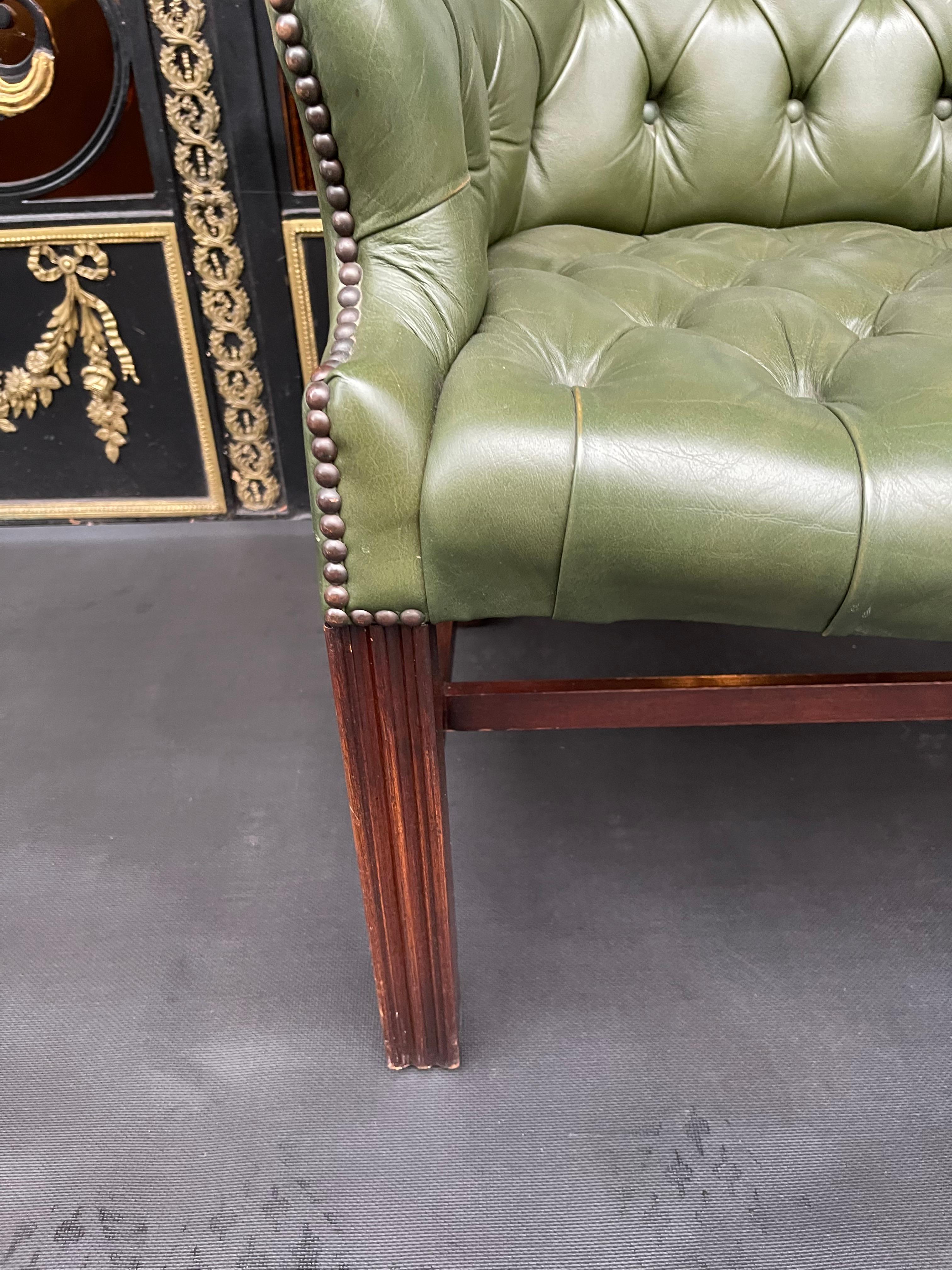 Ensemble de 4 chaises longues / fauteuils anglais Chesterfield, WADE, 20ème siècle en vente 8