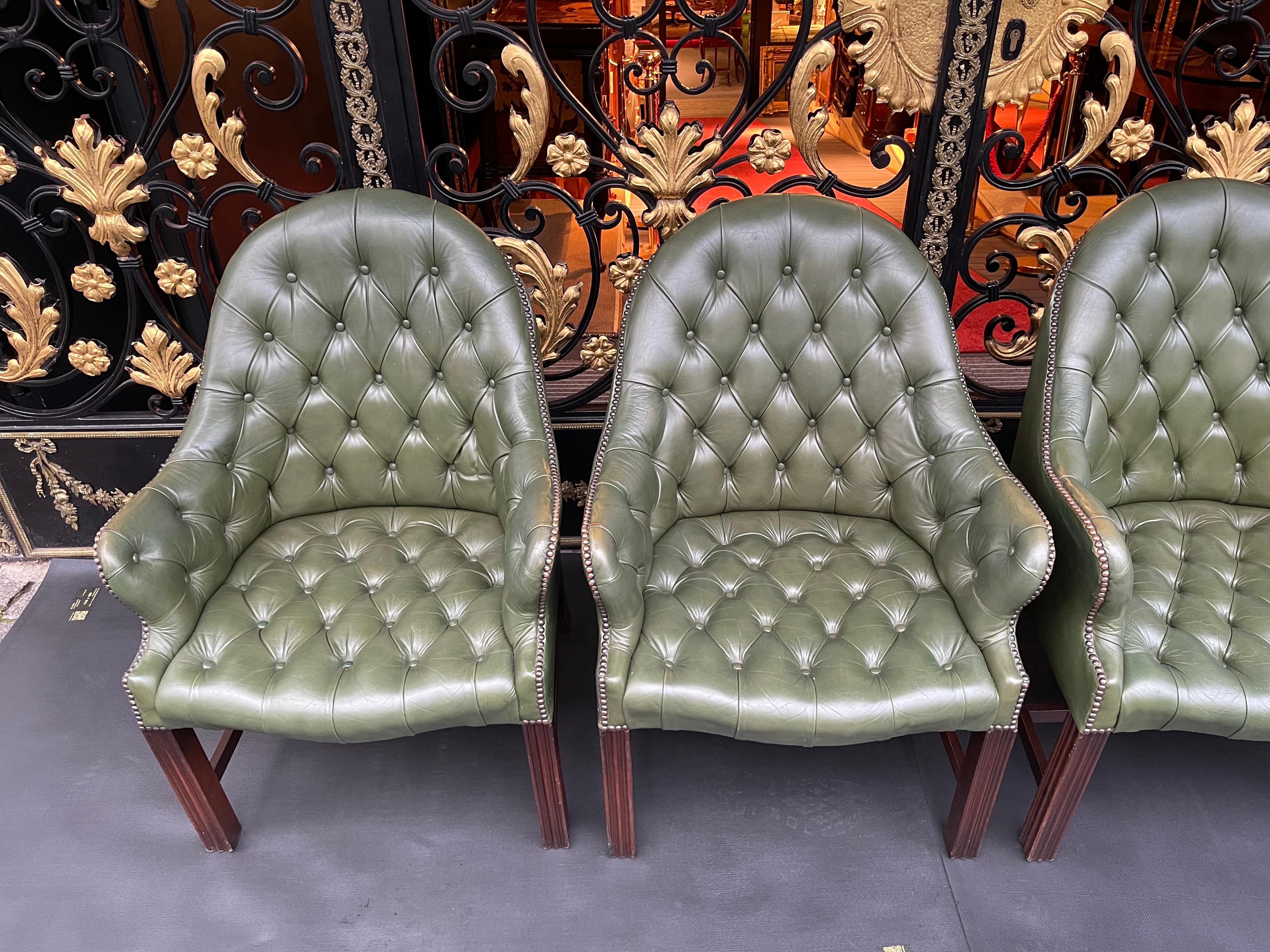 Set of 4 English Chesterfield lounge chairs / armchairs, brand Wade

The lounge chairs are labeled on the underside:
WADE
furniture of quality
Made in Long Eaton England

4 exclusive Chesterfield Lounge Chairs, England. Wooden bridge made of