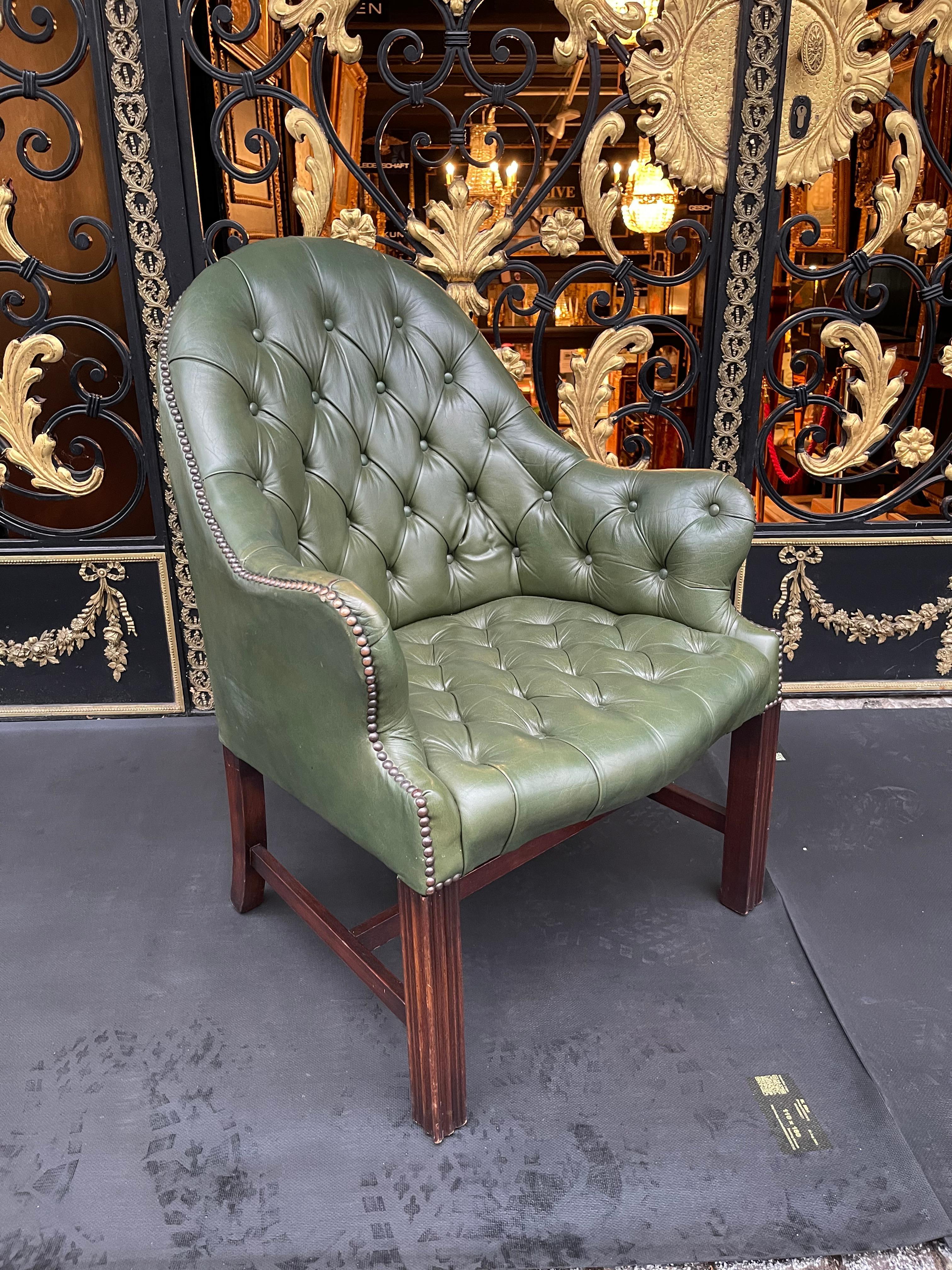 20ième siècle Ensemble de 4 chaises longues / fauteuils anglais Chesterfield, WADE, 20ème siècle en vente