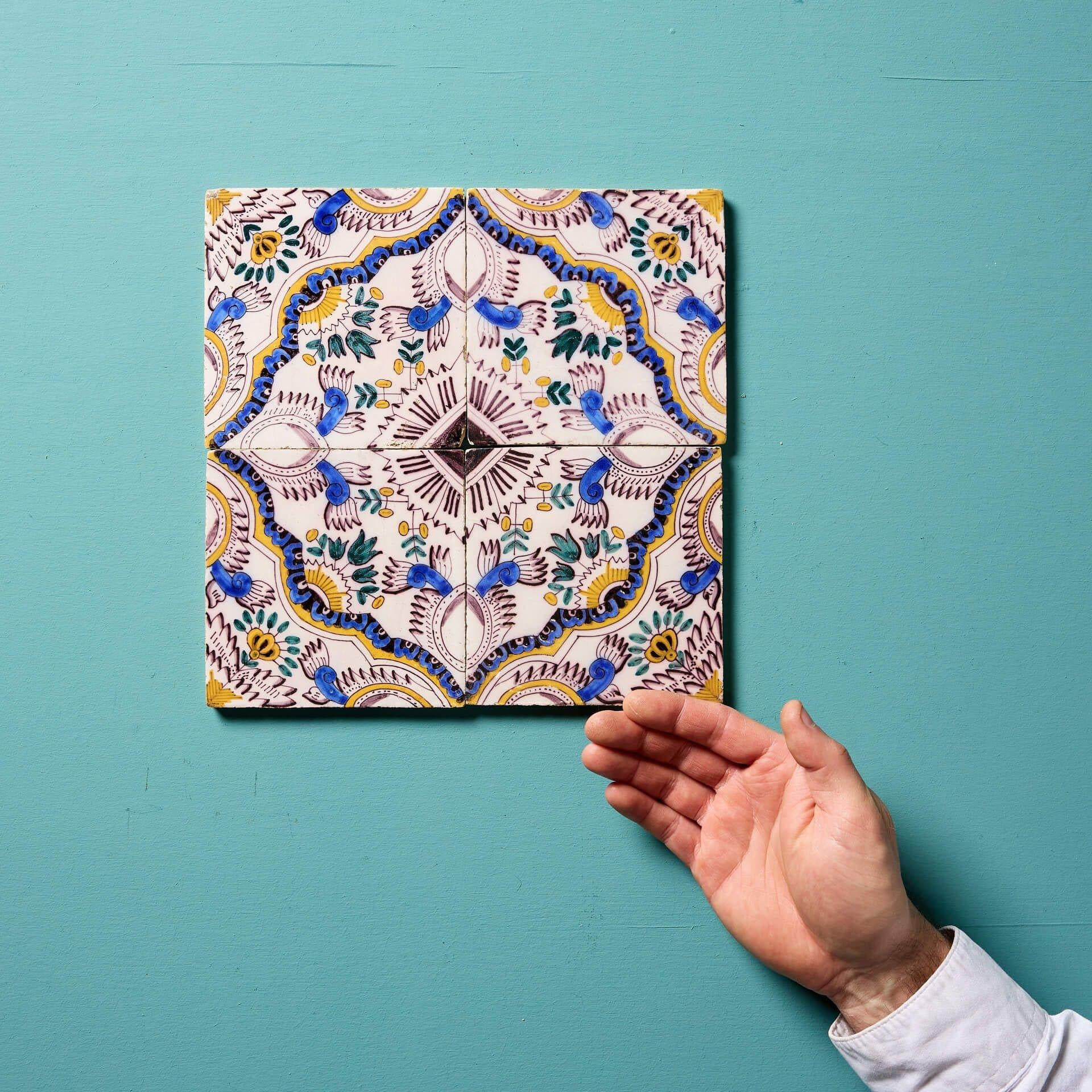 Juego de 4 azulejos de pared policromados con motivos de chintz inglés, del famoso diseñador de azulejos Delft.

Fechado hacia 1850, cada azulejo de 5 pulgadas muestra motivos florales decorados a mano de forma clásica en un vibrante azul, amarillo