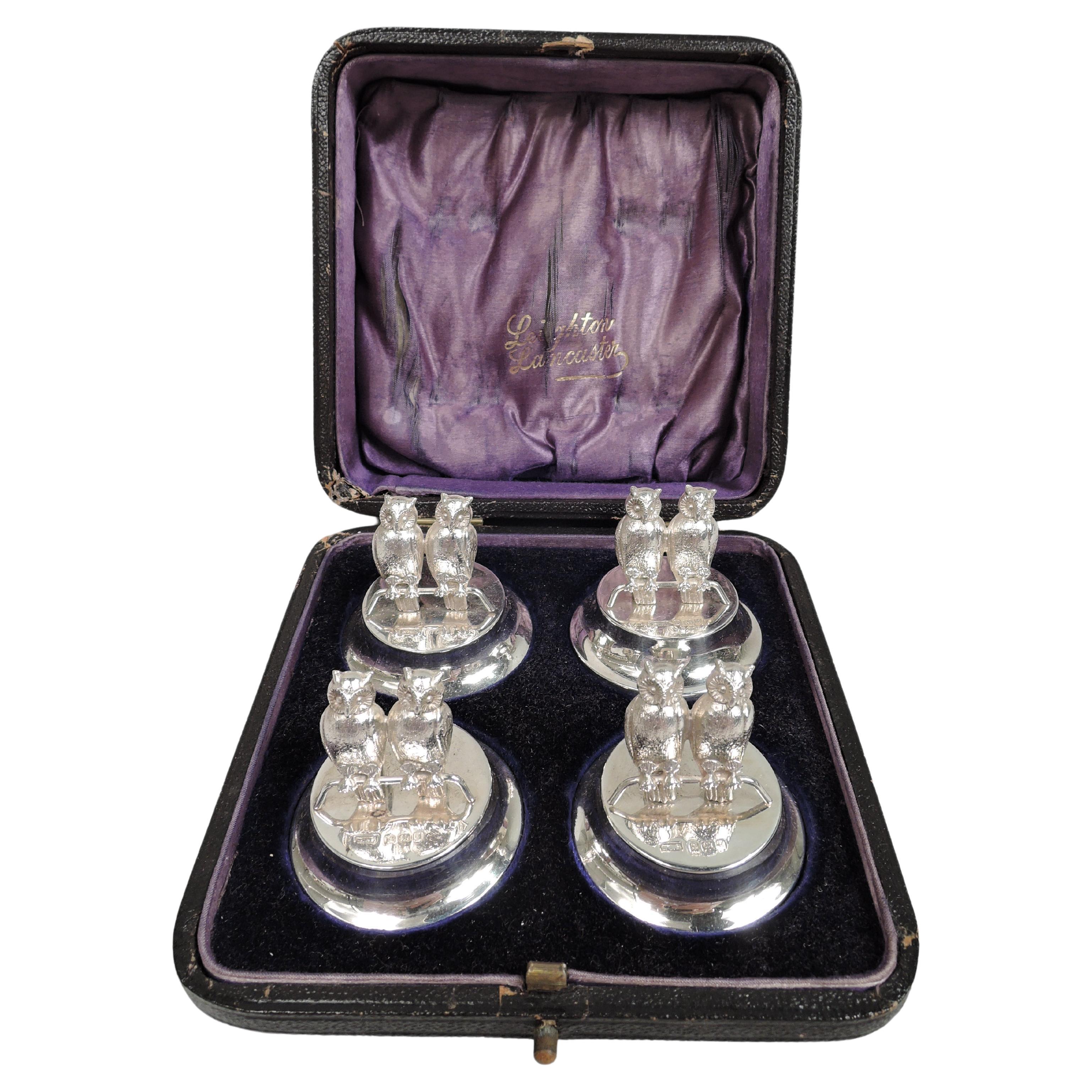 Set von 4 englischen edwardianischen figuralen Wise Bird Owl Platzkartenhaltern, Edwardian