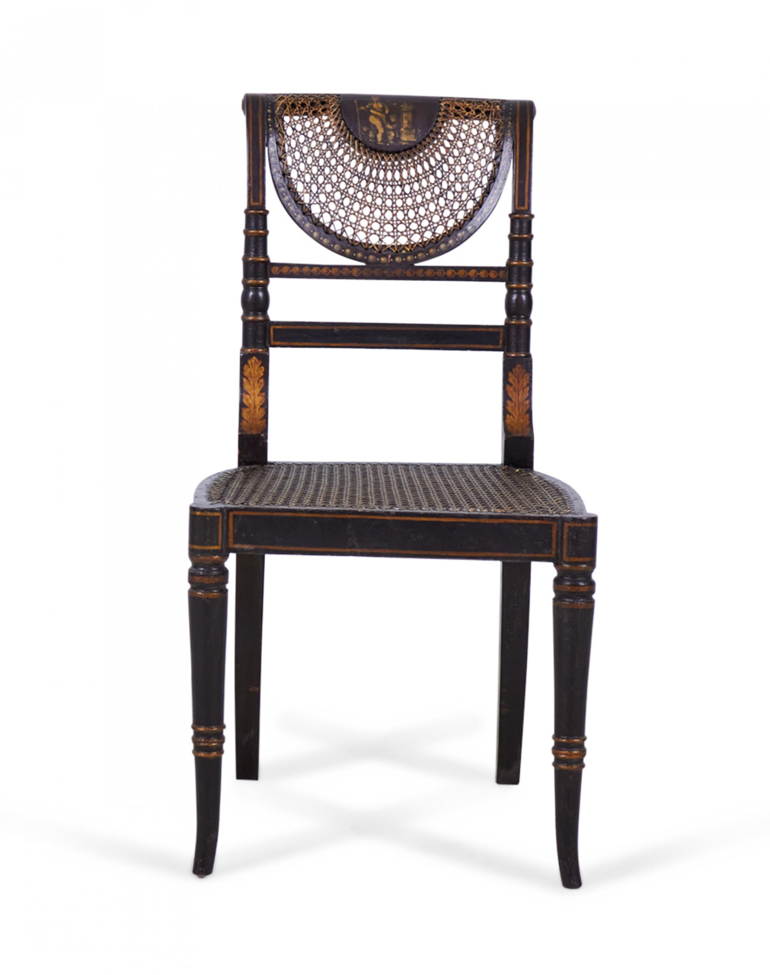 4 englische Regency-Stühle (19. Jh.) mit gedrechselten, schwarz und gold lackierten Gestellen, Sitzflächen aus Rohrgeflecht und fächerförmiger Rückenlehne.