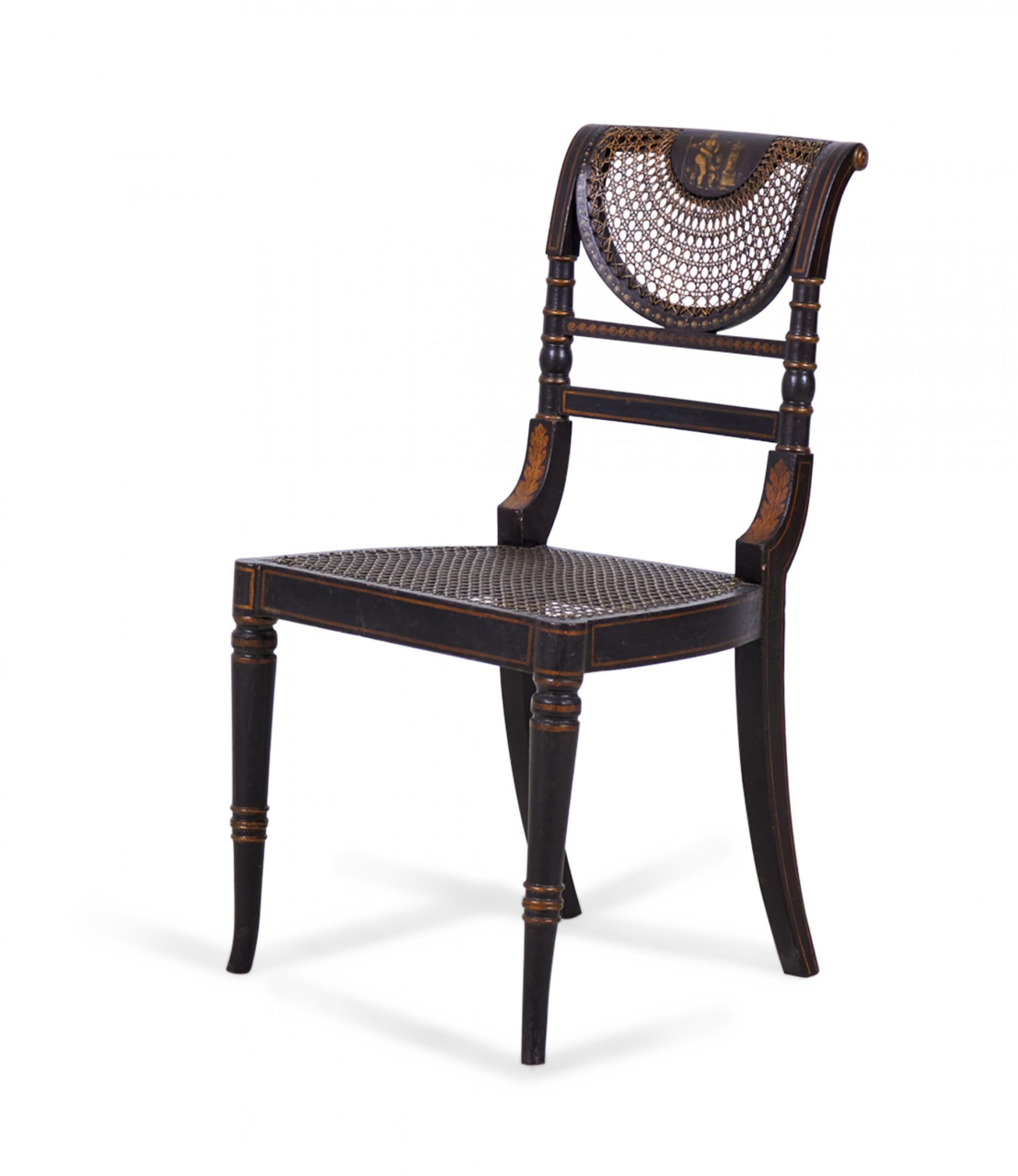 Satz von 4 englischen Regency-Beistellstühlen aus schwarz und goldfarben lackiertem Schilfrohr im Zustand „Gut“ im Angebot in New York, NY
