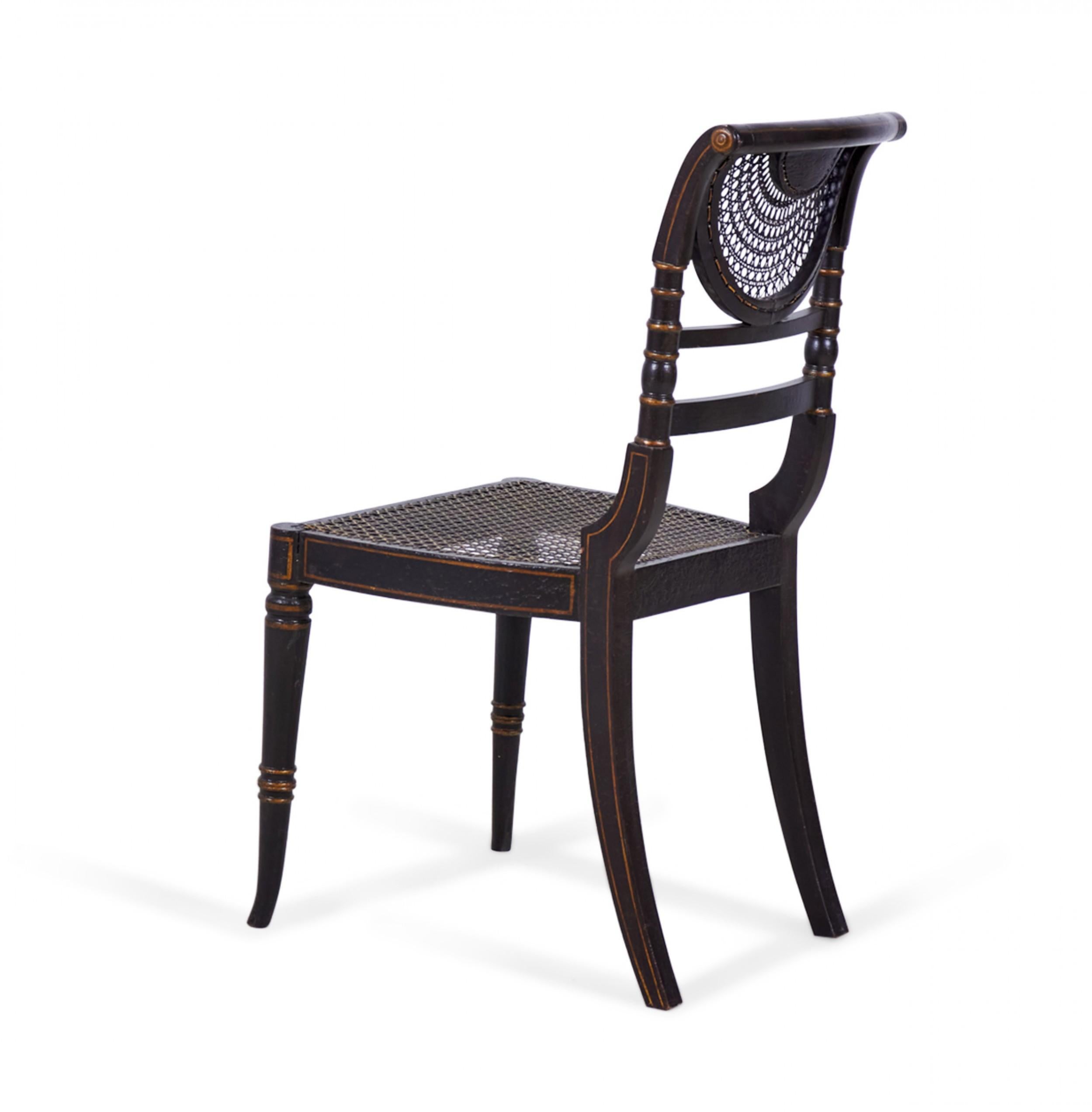 XIXe siècle Ensemble de 4 chaises d'appoint Regency anglaises à assise en rotin peint en noir et or en vente