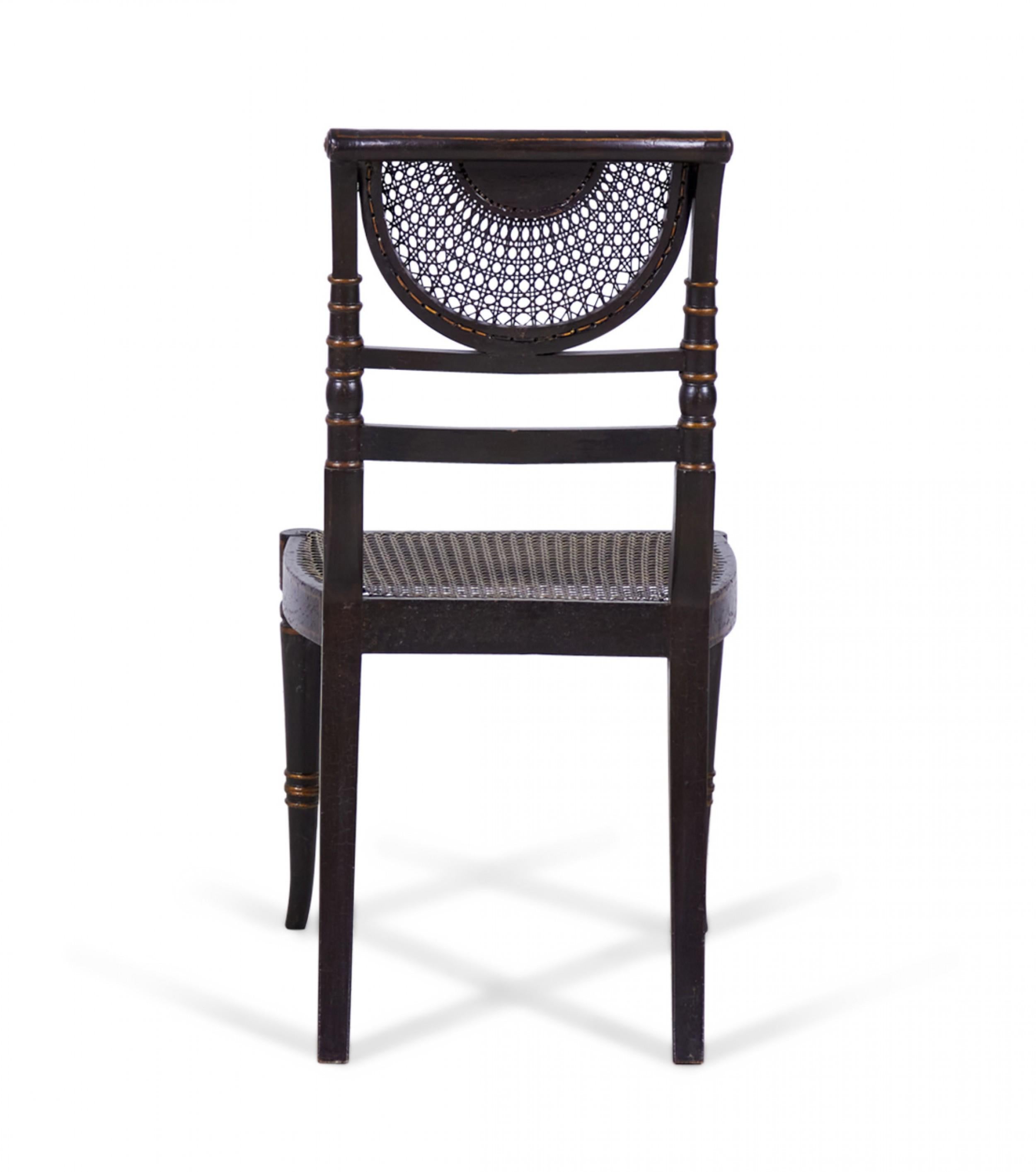 Satz von 4 englischen Regency-Beistellstühlen aus schwarz und goldfarben lackiertem Schilfrohr (Holz) im Angebot
