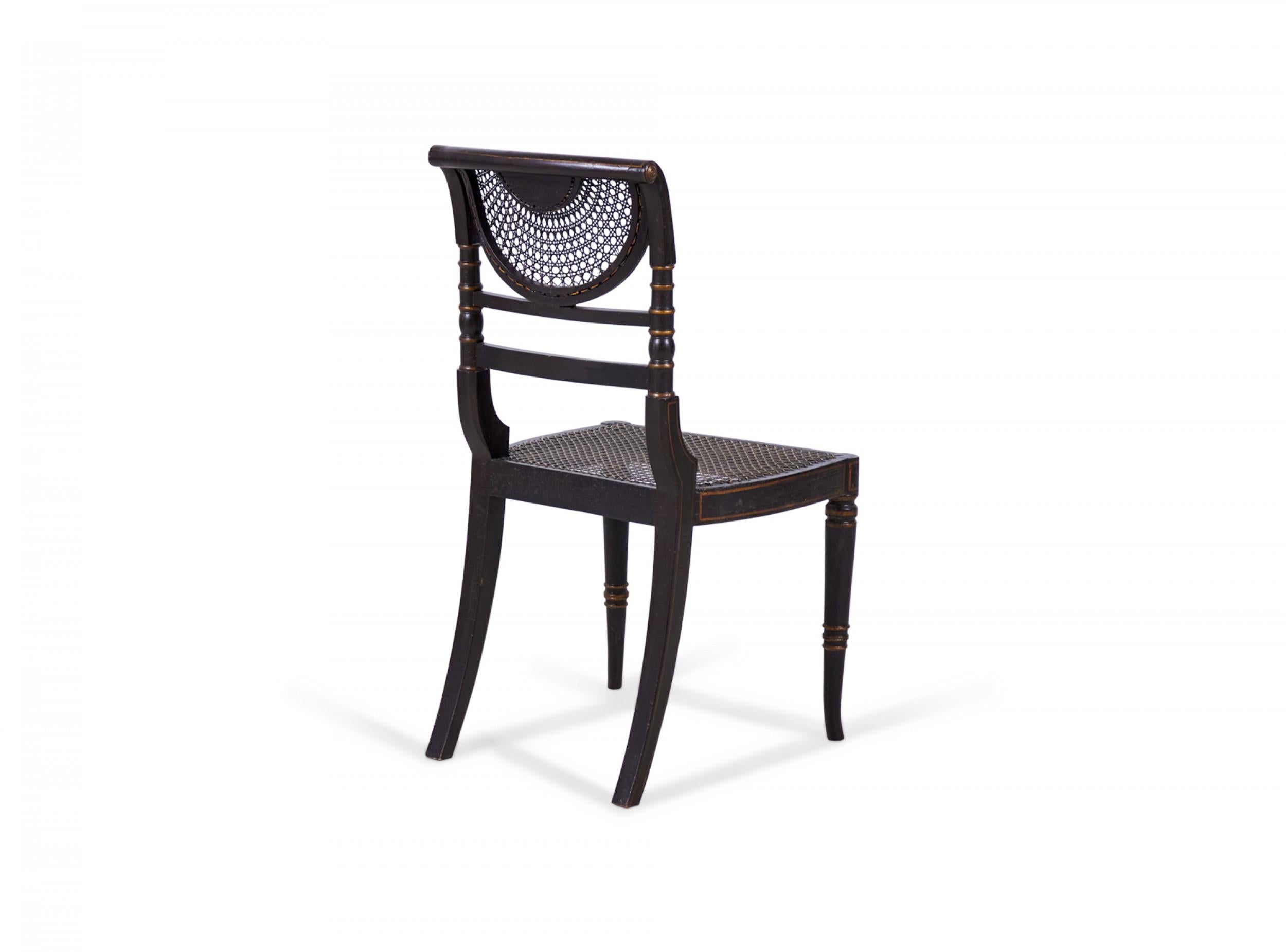 Ensemble de 4 chaises d'appoint Regency anglaises à assise en rotin peint en noir et or en vente 1