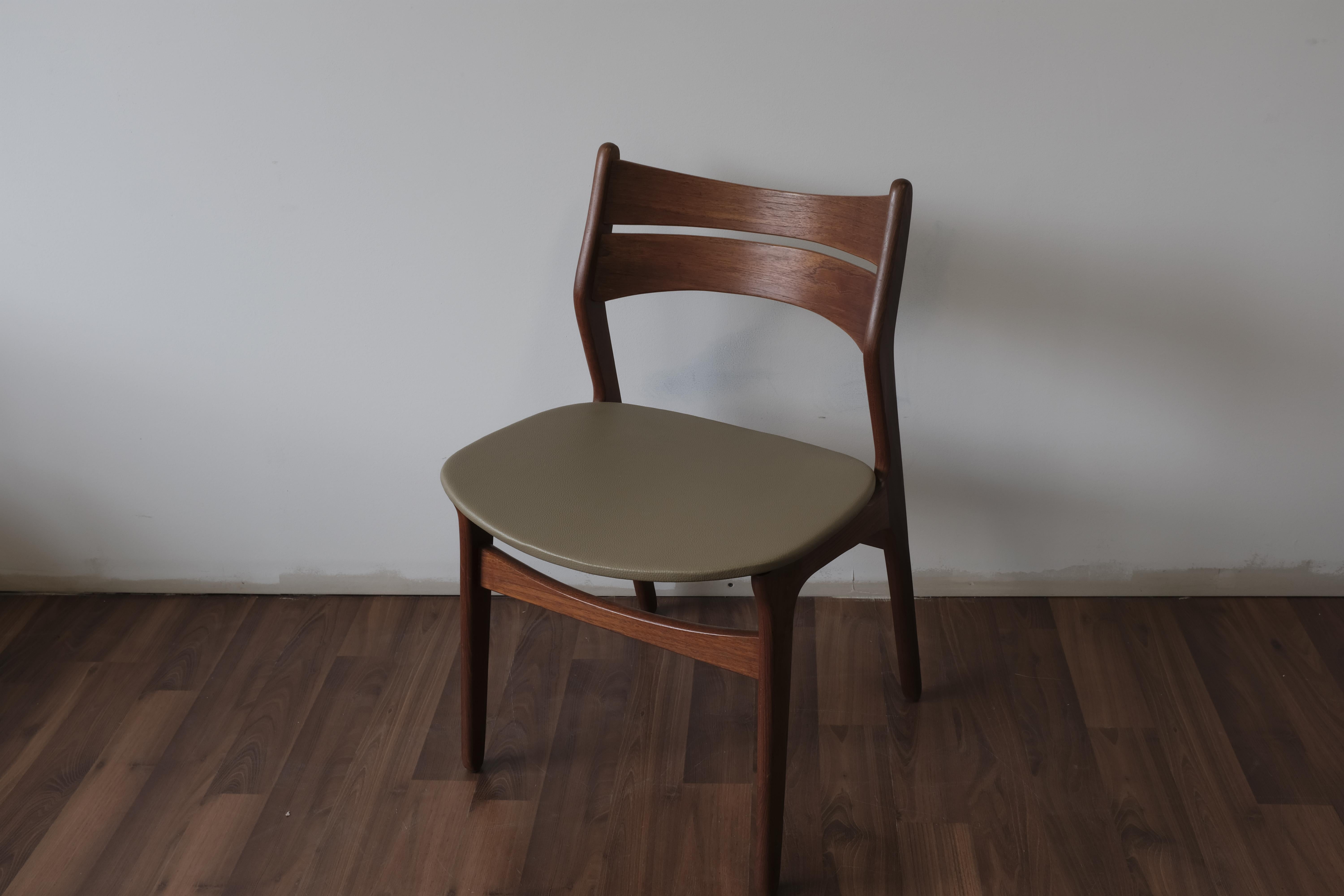 Mid-Century Modern Set of 4 Erik Buch Teak Dining Chairs