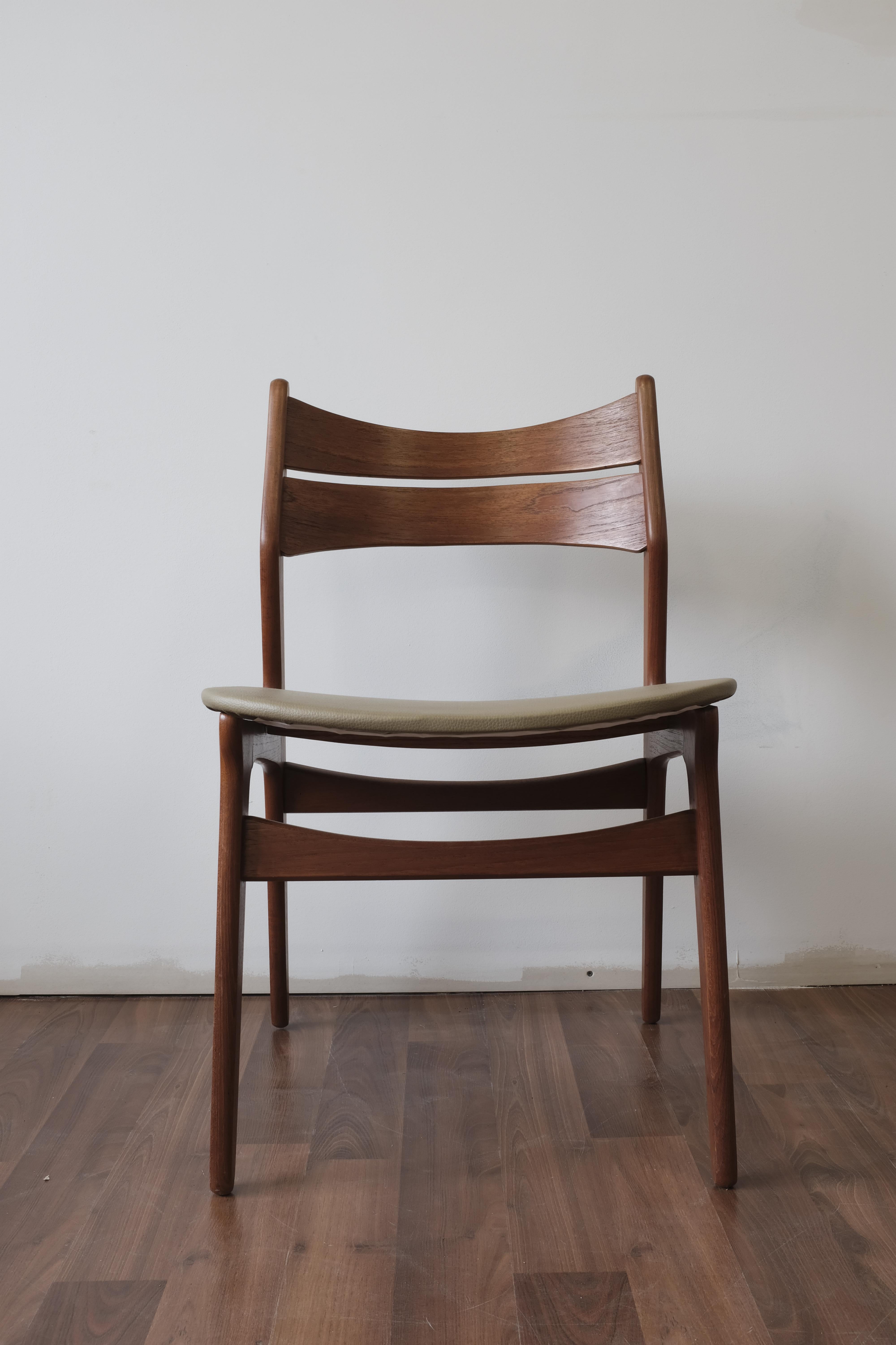 Set of 4 Erik Buch Teak Dining Chairs In Excellent Condition In Ottawa, ON