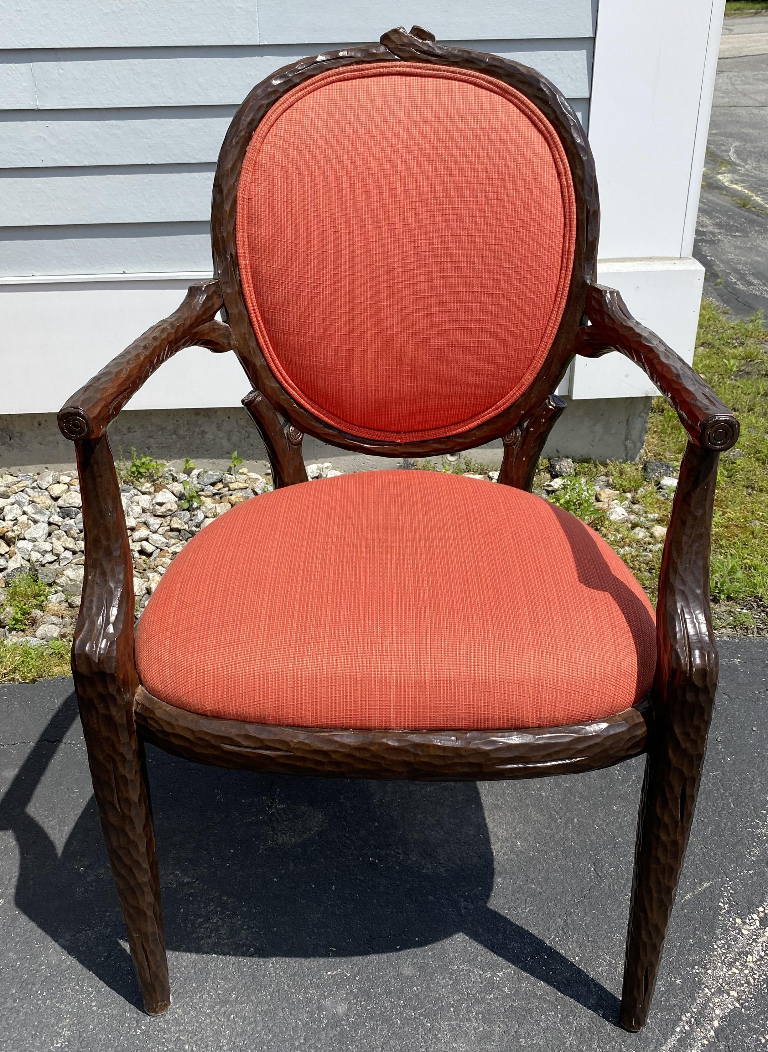 Un bel ensemble de quatre fauteuils à accoudoirs en acajou sculpté en faux bois avec de jolis détails, conçus sur mesure par la designer de la côte ouest Erika Brunson, avec une tapisserie fraîche. L'ensemble date du 21e siècle et est en très bon