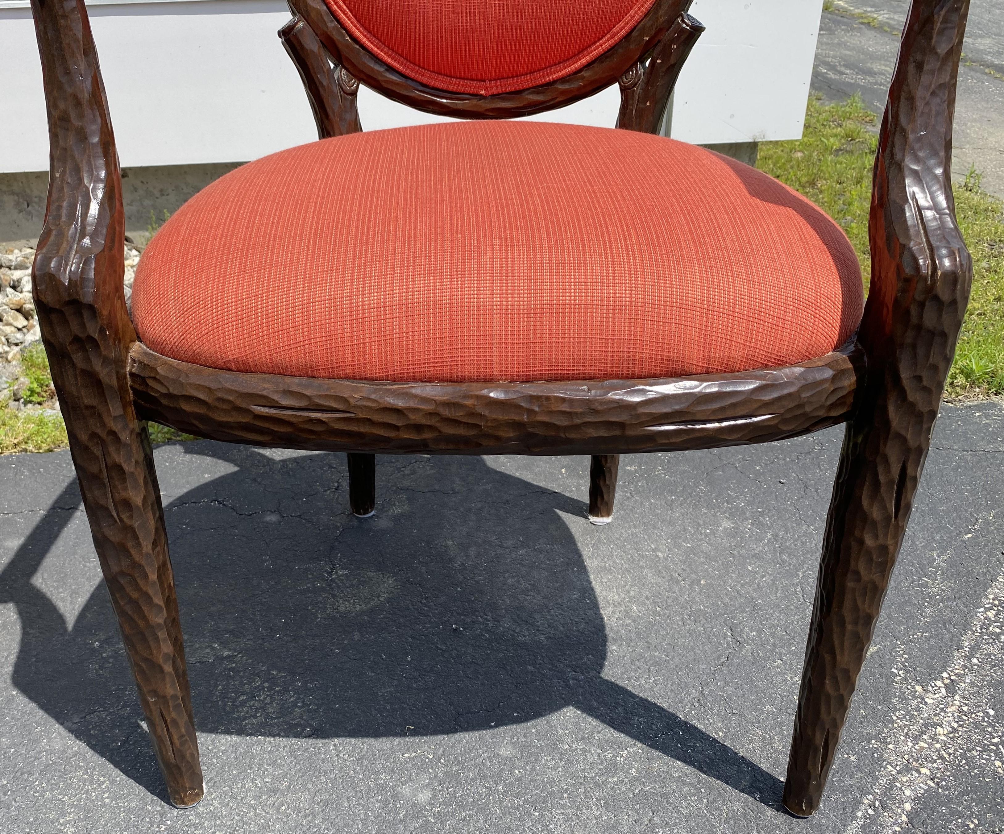 Sculpté à la main Ensemble de 4 fauteuils en acajou faux bois conçus sur mesure par Erika Brunson en vente