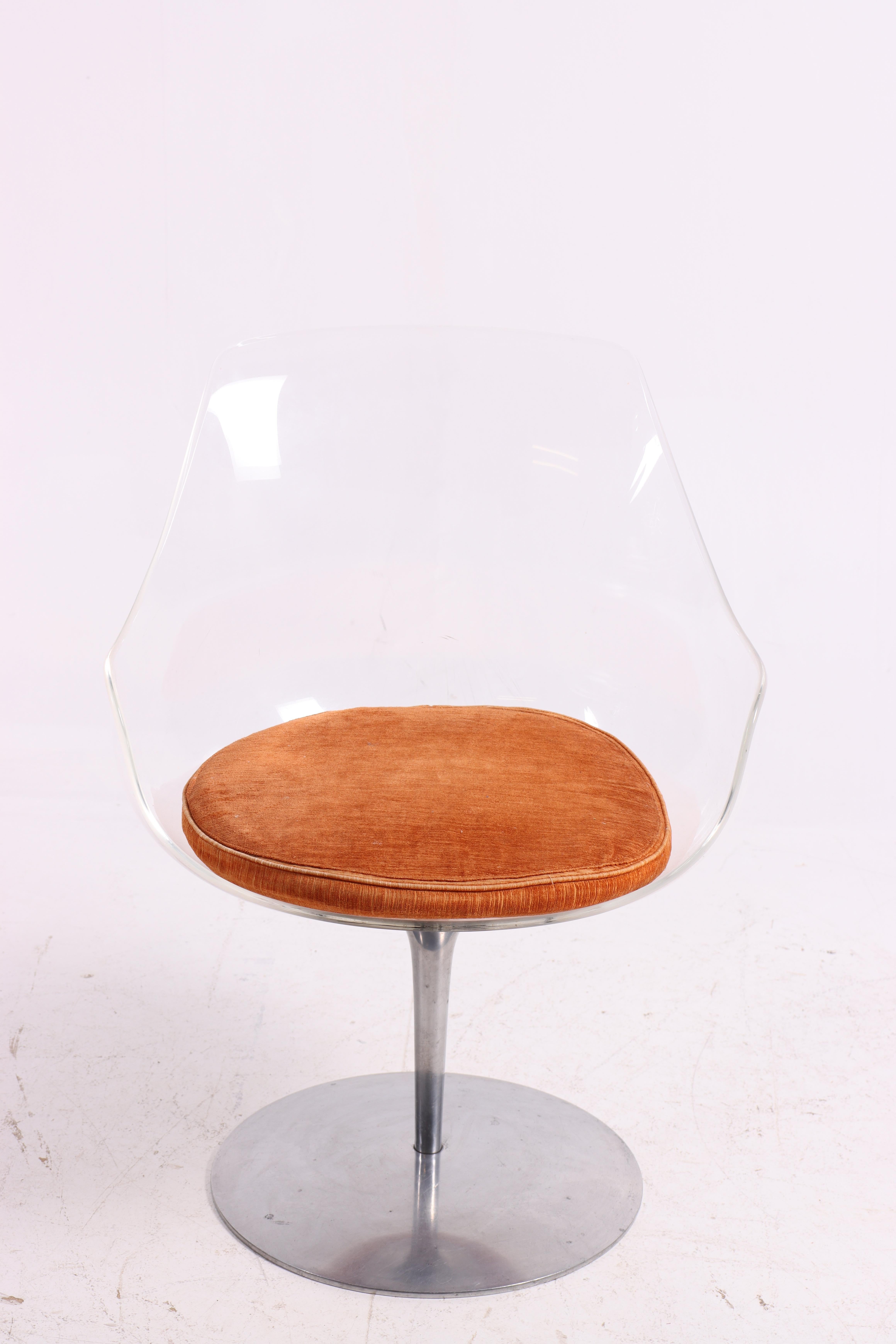 Rare set of four “Champagne” chairs designed by Erwin & Estelle Laverne for Formes Nouvelles, Italy, 1960s. The chairs feature transparent acrylic shells that create a light and floating expression, combined with swivel aluminum bases and round seat