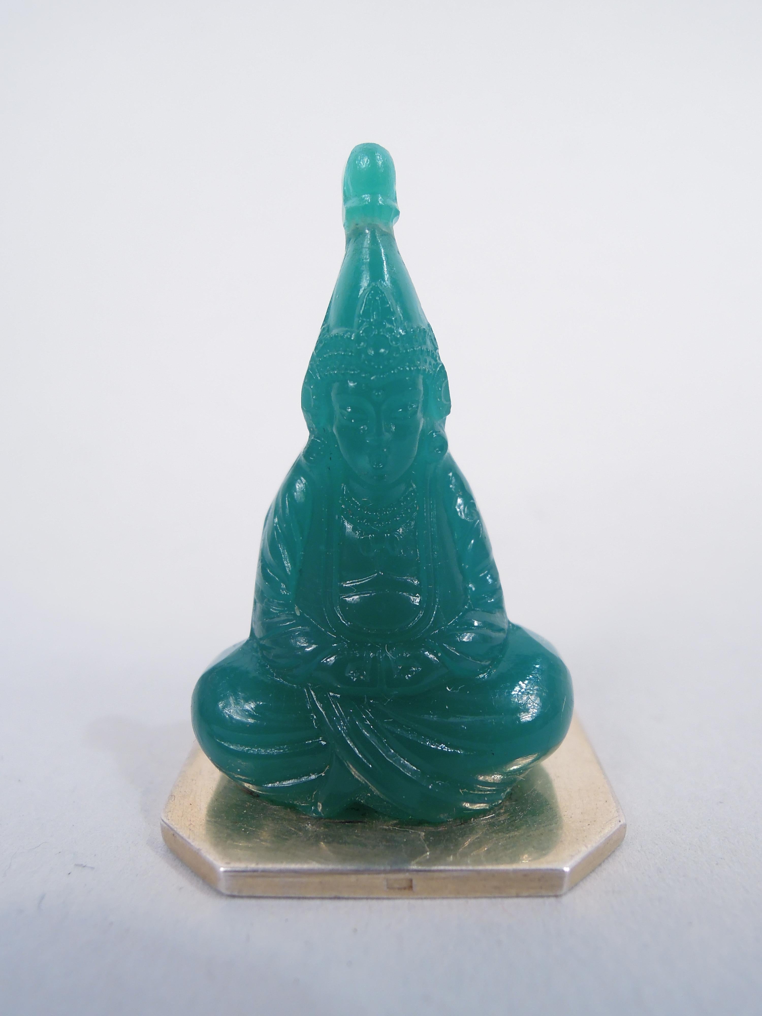Ensemble de 4 porte-cartes en argent 935 doré et en verre représentant des bouddhas, vers 1925. Chacun : Figure contemplative et jambes croisées de l'homme zen lui-même en verre moulé. Pour un dîner serein à la Siddhartha. Les couleurs sont le vert,