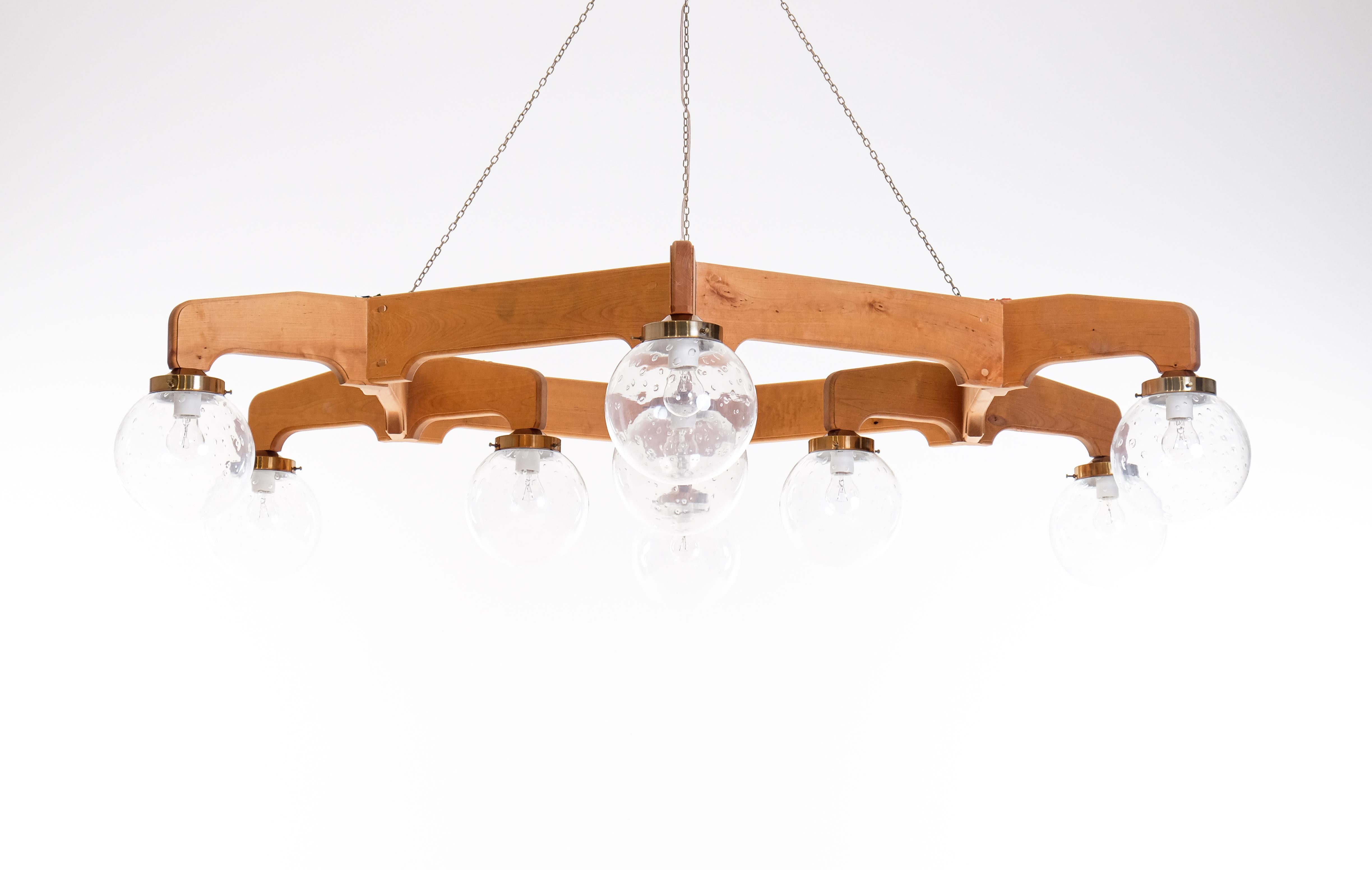Set of 4 custom-made Swedish chandeliers in pine and glass. Diameter: 185 cm
Produced in Sweden during the 1970s. The chandeliers hang from metal wires and the height can easily be adjusted according to your wishes.
Please note: listed price is for