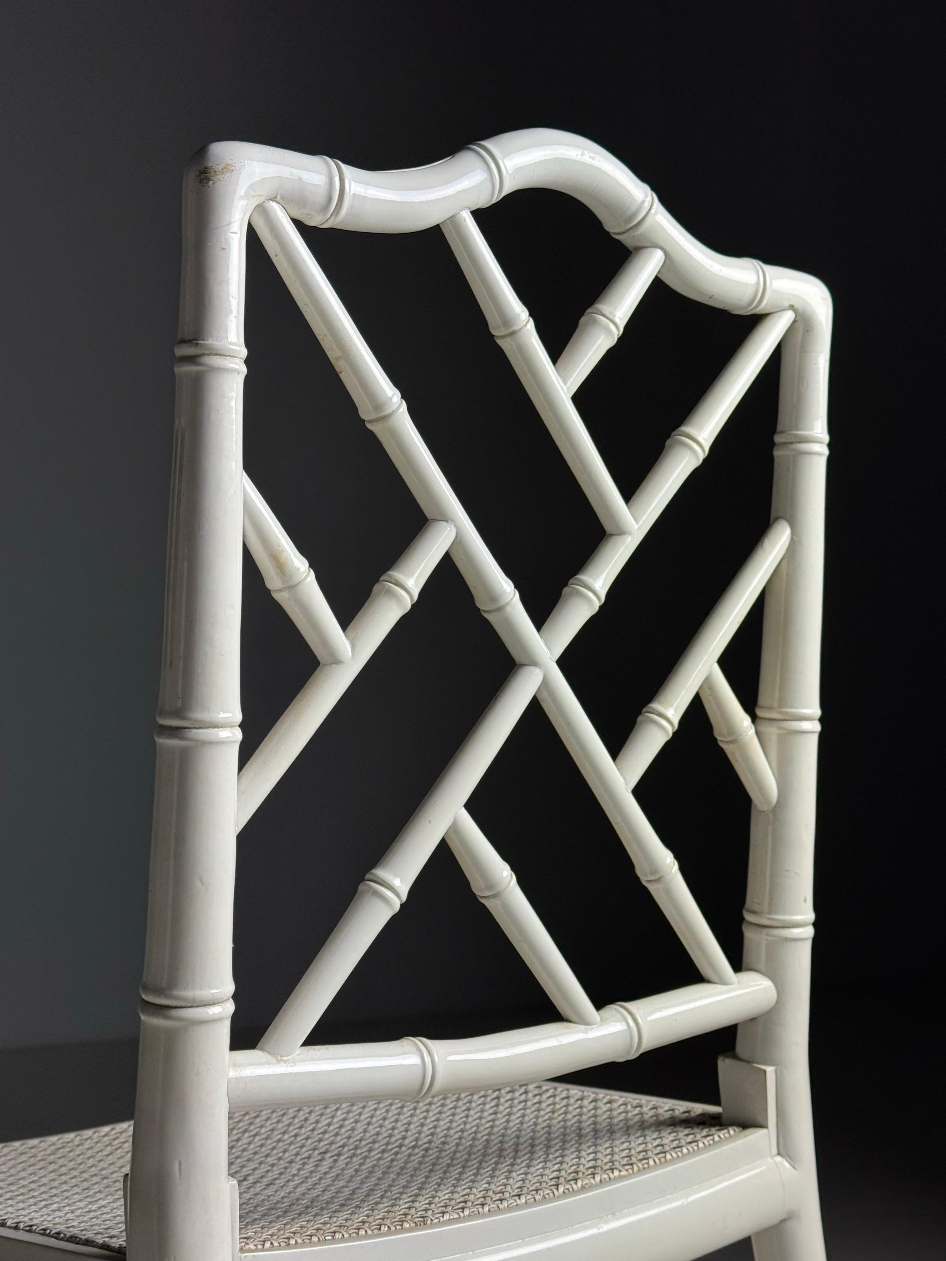 Juego de 4 sillas de comedor Vintage de bambú sintético. De color blanco.

Todo en buen estado. Sólido y resistente. Ligeros signos de uso acordes con la edad.

Dimensiones: 92H x 46W x 48D