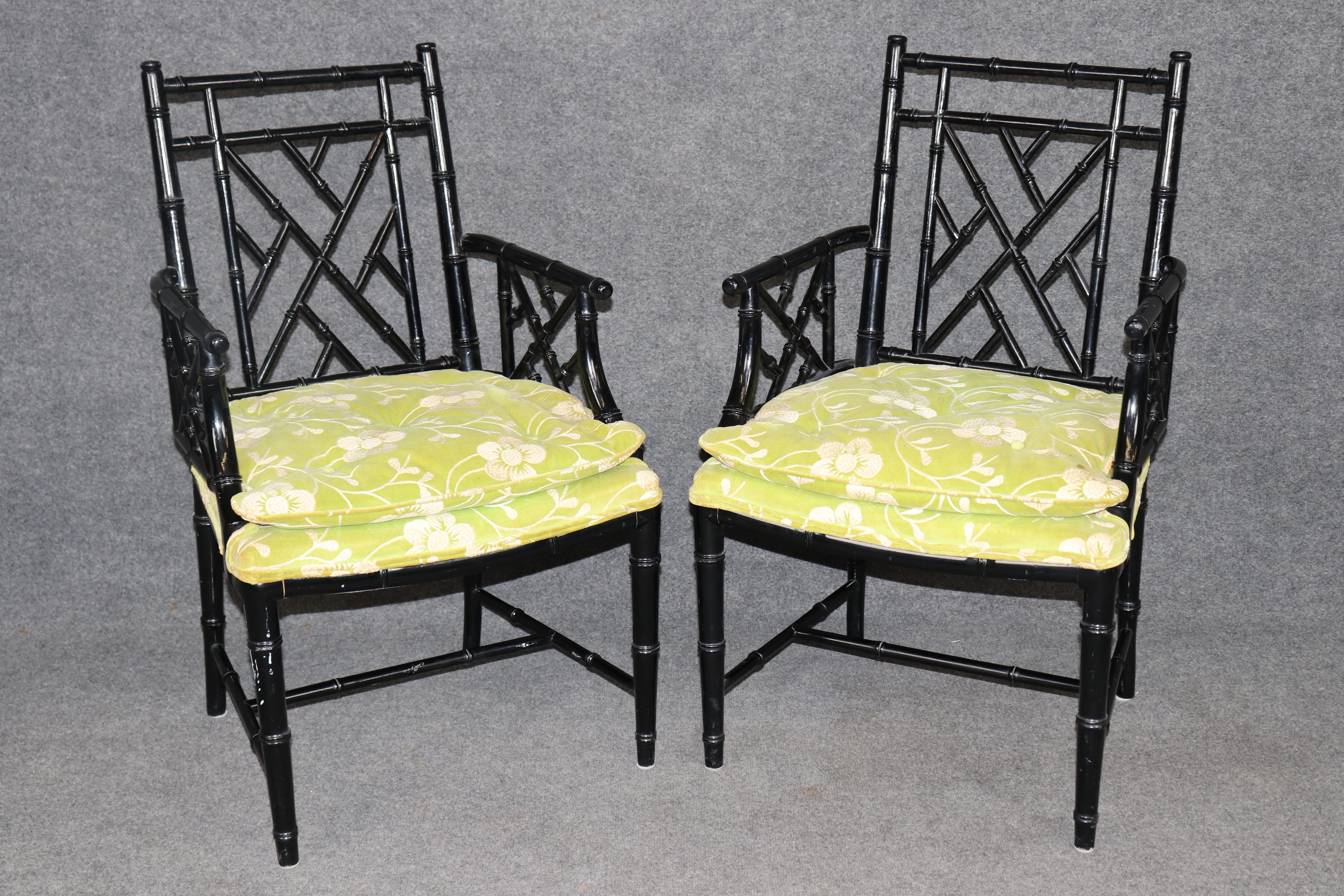 Ajoutez un charme intemporel et une touche d'élégance chinoise à votre salle à manger avec cet ensemble de chaises de salle à manger en faux bambou Hollywood Regency des années 1950. Dotés d'une remarquable finition laquée noire et de dos frettés au