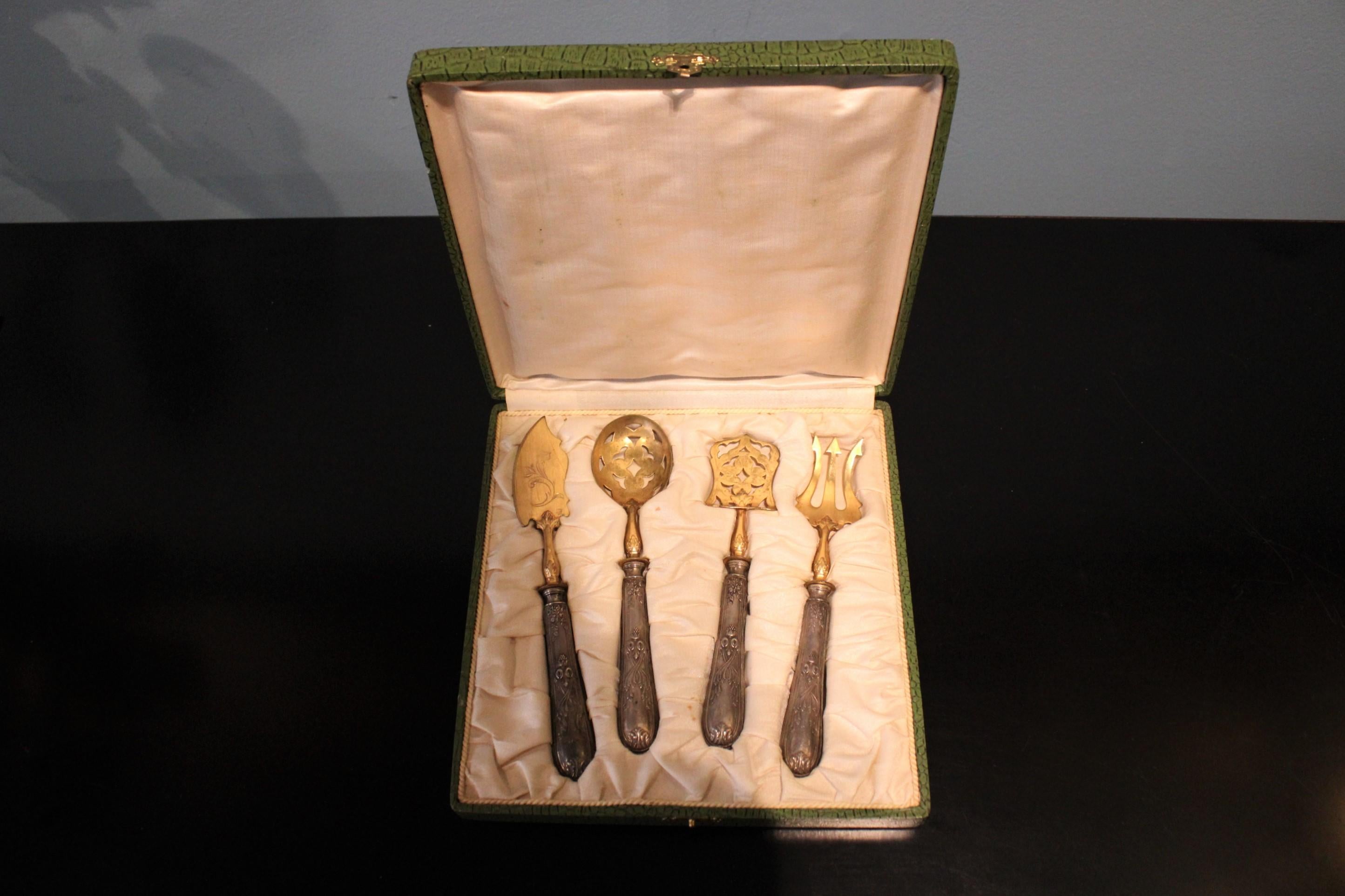 Set of 4 filled silver and gold metal cutlery, in a box.

Box dimensions : 20 x 21 x 3.5 cm 
Cutlery dimensions : 18 x 3 x 1 cm.