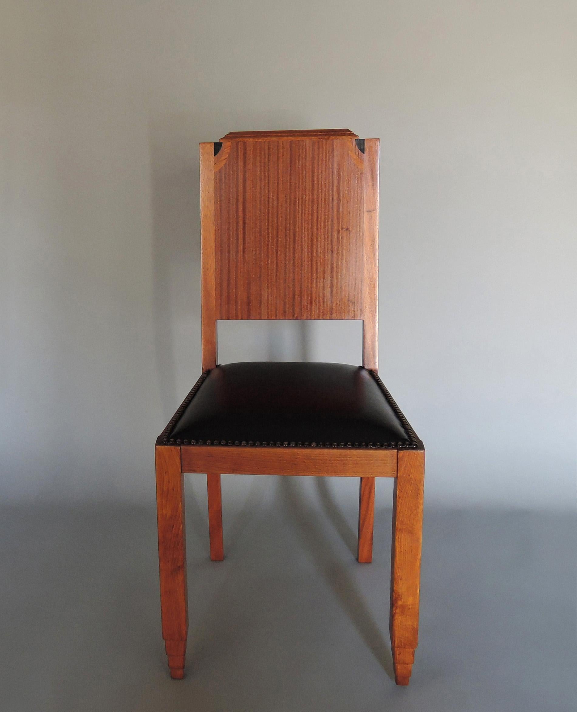 Un set di quattro raffinate poltroncine francesi Art Déco in faggio e mogano con dettagli intarsiati e sedili rivestiti in pelle.
 