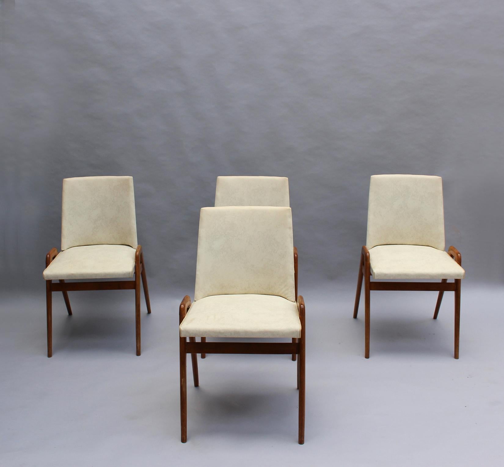 Un ensemble de quatre chaises latérales en hêtre massif de style français du milieu du siècle dernier, de type 